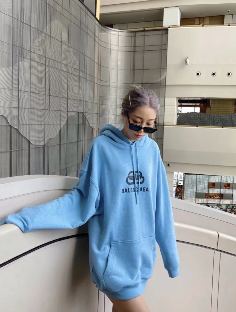 ♻️💯Upper body reference model picture❤️Top tested version BALENCIAGA haze blue lock print hooded sweatshirt [Top tested version] The only correct haze blue snowflake color on the entire network‼ ️Super white and high-end color... -Full set of 1:1 customized original accessories packaging (with logo Sydney paper + new moderator mark + washing + original hangtag) -The entire sweatshirt is made of 460 grams of pure cotton large terry, and the wet weight can reach 480 grams, full of thickness -Note ⚠️This year's Balenciaga hoodie uses embroidered phoenix eyes on the hood‼ ️Eliminating the previous hardware eyes, this is also a detail that distinguishes low-end versions on the market‼ ️The whole piece of clothing, hat rope, thread, and fabric are produced in the same vat with 0 color difference - imported elliptical machine printing is used. Each printing is neatly aligned and the overall printing has no edges. I make every piece of clothing with conscience and strive for excellence in every link. Just to sell a piece of clothing and retain a customer. Although our products are a little more expensive than others, the expensive money is kept in the clothes and is definitely not imported into my pocket.  Color: Haze Blue Size: XS-L P:430