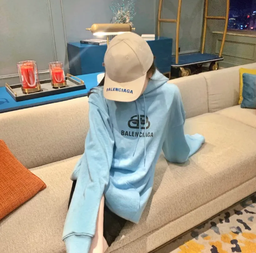 ♻️💯Upper body reference model picture❤️Top tested version BALENCIAGA haze blue lock print hooded sweatshirt [Top tested version] The only correct haze blue snowflake color on the entire network‼ ️Super white and high-end color... -Full set of 1:1 customized original accessories packaging (with logo Sydney paper + new moderator mark + washing + original hangtag) -The entire sweatshirt is made of 460 grams of pure cotton large terry, and the wet weight can reach 480 grams, full of thickness -Note ⚠️This year's Balenciaga hoodie uses embroidered phoenix eyes on the hood‼ ️Eliminating the previous hardware eyes, this is also a detail that distinguishes low-end versions on the market‼ ️The whole piece of clothing, hat rope, thread, and fabric are produced in the same vat with 0 color difference - imported elliptical machine printing is used. Each printing is neatly aligned and the overall printing has no edges. I make every piece of clothing with conscience and strive for excellence in every link. Just to sell a piece of clothing and retain a customer. Although our products are a little more expensive than others, the expensive money is kept in the clothes and is definitely not imported into my pocket.  Color: Haze Blue Size: XS-L P:430