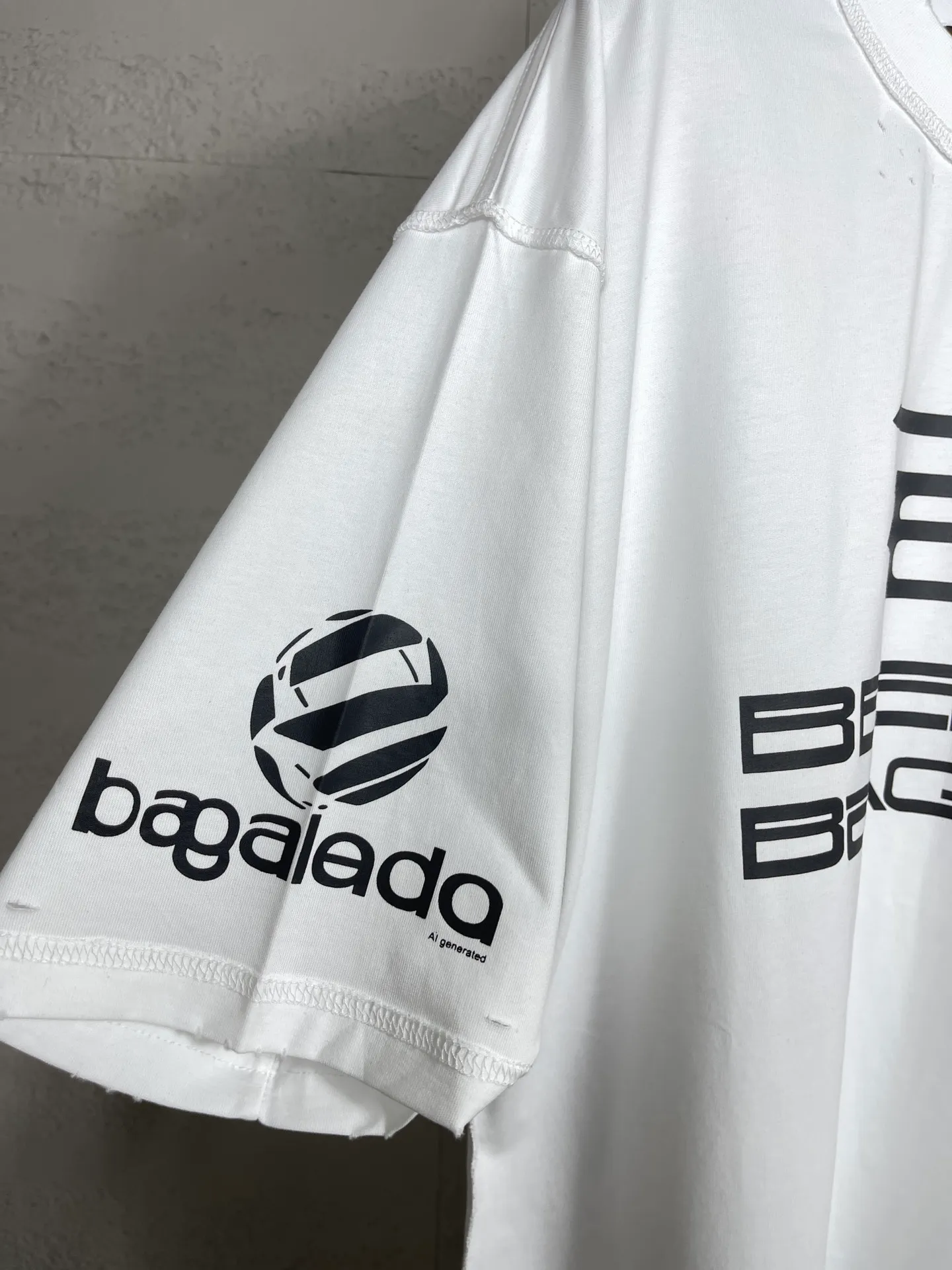 🅿️194 Real photos [Top version. Official website quality] BALENCI*GA/Paris AI GENERATED series new T-shirt #2024 new style. The reverse stitching design is full of sense. The front, back, left and right sleeves are printed with the new LOGO. The ready-made clothes are washed and worn. Notice! ️The original version of this style is made with reverse stitching. It is worn, washed and distressed. This is the normal practice in the Jubie market. The black and gray cuff prints are different. #2024 Spring and Summer Brick Cabinet Synchronization Welcome to compare. The fabric is made of Paris ZP custom-woven and dyed cotton double yarn, with a weight of 260 grams. The cloth surface is clean. The cloth pattern is clear, soft and comfortable. The threads are dyed with no color difference. The classic letter LOGO is printed with imported environmentally friendly glue. The letters are clear and the effect is three-dimensional. Restore the brick cabinet, adopt OS loose shoulder style. Same style for men and women. Code: BL223335 Color: black, light gray, white. Size: XS to L