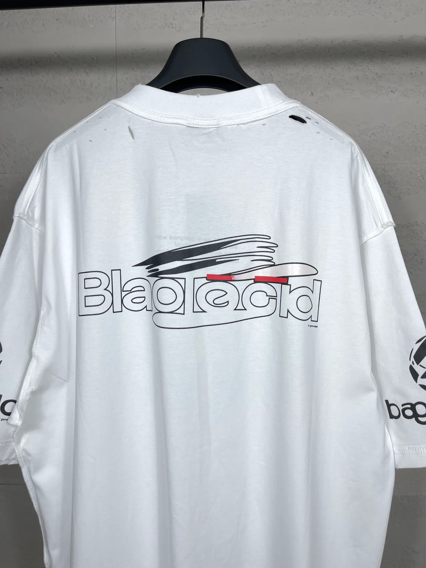 🅿️194 Real photos [Top version. Official website quality] BALENCI*GA/Paris AI GENERATED series new T-shirt #2024 new style. The reverse stitching design is full of sense. The front, back, left and right sleeves are printed with the new LOGO. The ready-made clothes are washed and worn. Notice! ️The original version of this style is made with reverse stitching. It is worn, washed and distressed. This is the normal practice in the Jubie market. The black and gray cuff prints are different. #2024 Spring and Summer Brick Cabinet Synchronization Welcome to compare. The fabric is made of Paris ZP custom-woven and dyed cotton double yarn, with a weight of 260 grams. The cloth surface is clean. The cloth pattern is clear, soft and comfortable. The threads are dyed with no color difference. The classic letter LOGO is printed with imported environmentally friendly glue. The letters are clear and the effect is three-dimensional. Restore the brick cabinet, adopt OS loose shoulder style. Same style for men and women. Code: BL223335 Color: black, light gray, white. Size: XS to L