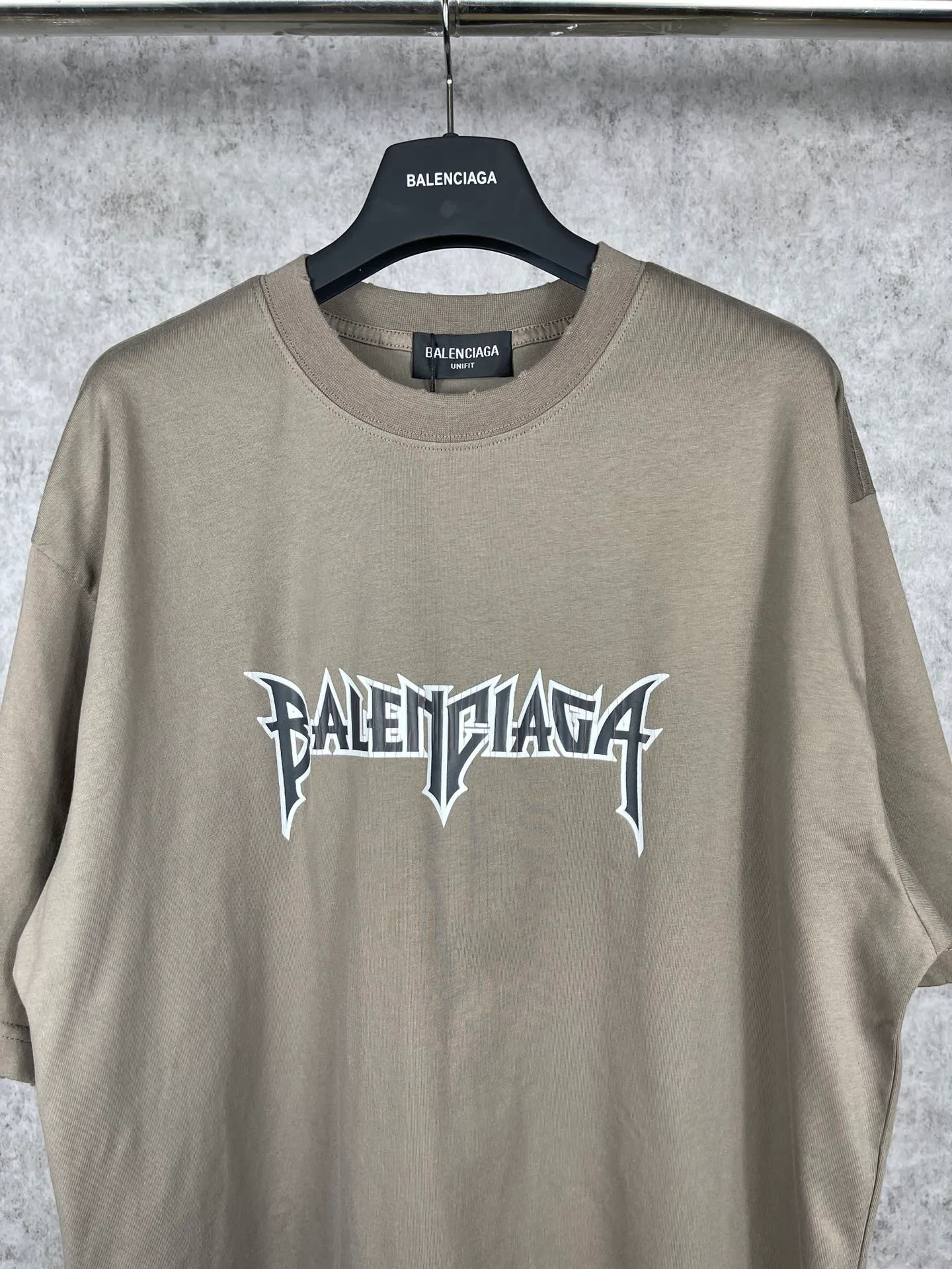 🅿️180 real photos [Top version. Official website quality] BALENCI*GA/Paris. Lightning letter straight crack printed frayed distressed short-sleeved T-shirt. Brick cabinet synchronization. The fabric is made of Paris ZP custom-woven and dyed cotton double yarn compact cotton. The weight is 260 grams, the cloth surface is clean. The cloth pattern is clear, soft and comfortable. The threads are dyed with no color difference. The classic pattern is printed with environmentally friendly imported tensile materials and precision printing screens. The letters are clear and the effect is three-dimensional. The ready-made clothes are hand-painted and restored to ZP, the ready-made clothes are worn and the brick cabinets are restored. Different market currency, welcome to compare, the version adopts OS loose shoulder version. Same style for men and women Coding: BL223011 Color: black. Beige. Brown Size: XS S M L