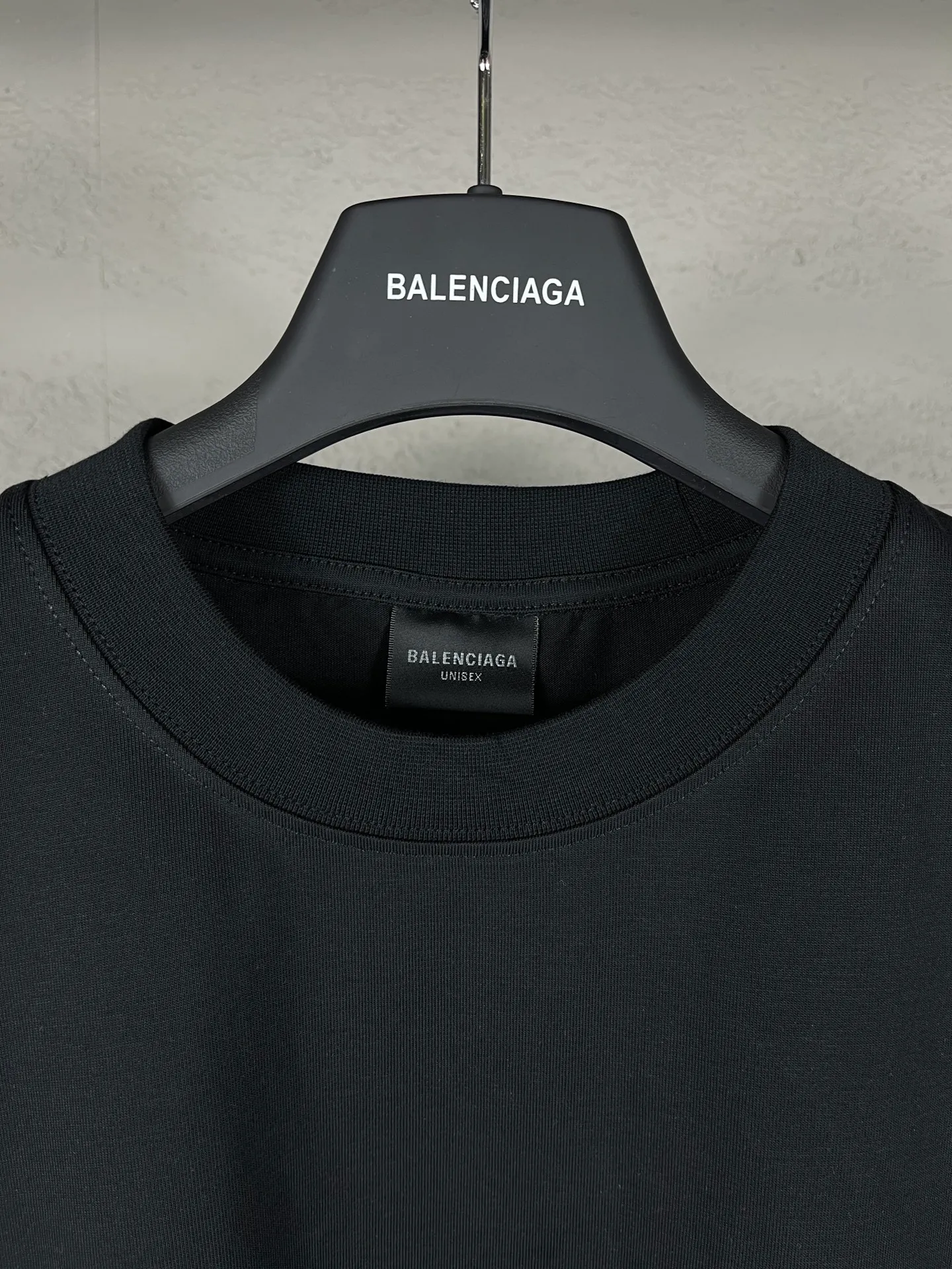 🅿️186 Actual pictures [Top version. Official website quality] BALENCI*GA/Paris BALENCI*GA# new model, short-sleeved T-shirt with crown classic LOGO on the back. Brick cabinet synchronization. The fabric is made of Paris ZP custom-woven and dyed 100% cotton double yarn compact cotton. The weight is 260 grams, the cloth surface is clean. The cloth pattern is clear. Soft and comfortable. The color fastness is good. It is not easy to change color. The threads are woven and dyed with no color difference. The back hot drill uses imported drill, which has good gloss and is not easy to fall off. Jubie market makes goods based on pictures. Comparisons welcome. Restore the brick cabinet. The version adopts the OS loose shoulder version. Same style for men and women. Code: BL223325 Color: Black Size: XS to L