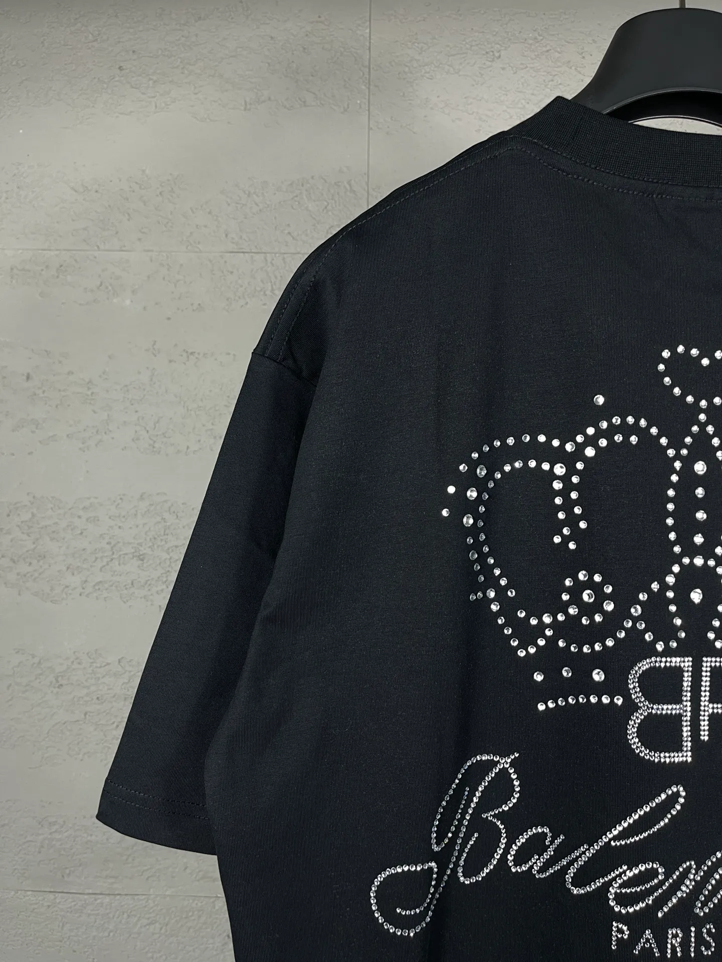 🅿️186 Actual pictures [Top version. Official website quality] BALENCI*GA/Paris BALENCI*GA# new model, short-sleeved T-shirt with crown classic LOGO on the back. Brick cabinet synchronization. The fabric is made of Paris ZP custom-woven and dyed 100% cotton double yarn compact cotton. The weight is 260 grams, the cloth surface is clean. The cloth pattern is clear. Soft and comfortable. The color fastness is good. It is not easy to change color. The threads are woven and dyed with no color difference. The back hot drill uses imported drill, which has good gloss and is not easy to fall off. Jubie market makes goods based on pictures. Comparisons welcome. Restore the brick cabinet. The version adopts the OS loose shoulder version. Same style for men and women. Code: BL223325 Color: Black Size: XS to L
