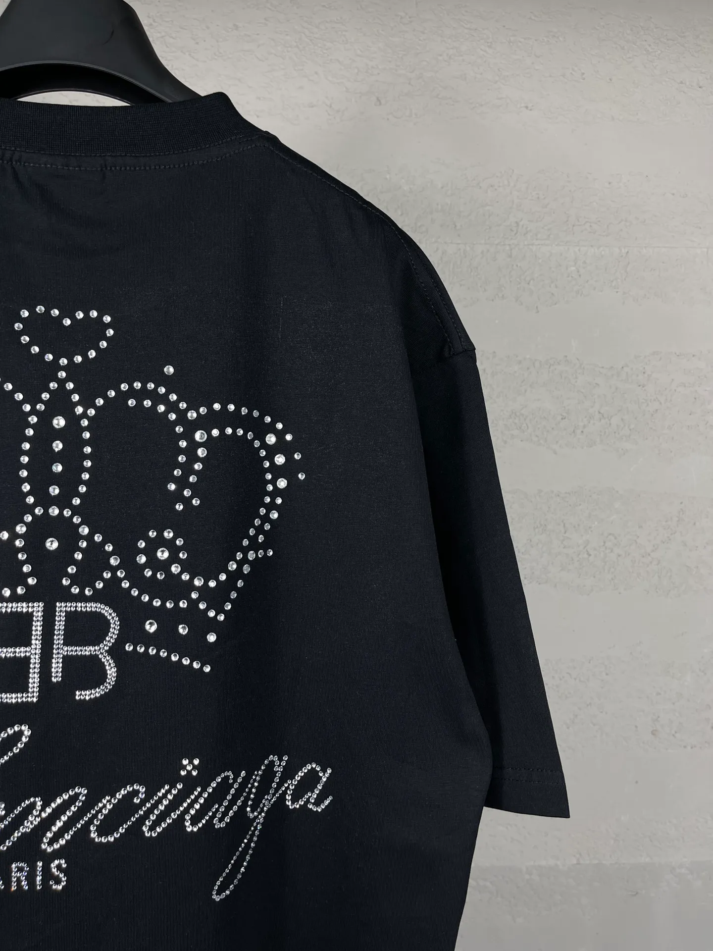 🅿️186 Actual pictures [Top version. Official website quality] BALENCI*GA/Paris BALENCI*GA# new model, short-sleeved T-shirt with crown classic LOGO on the back. Brick cabinet synchronization. The fabric is made of Paris ZP custom-woven and dyed 100% cotton double yarn compact cotton. The weight is 260 grams, the cloth surface is clean. The cloth pattern is clear. Soft and comfortable. The color fastness is good. It is not easy to change color. The threads are woven and dyed with no color difference. The back hot drill uses imported drill, which has good gloss and is not easy to fall off. Jubie market makes goods based on pictures. Comparisons welcome. Restore the brick cabinet. The version adopts the OS loose shoulder version. Same style for men and women. Code: BL223325 Color: Black Size: XS to L