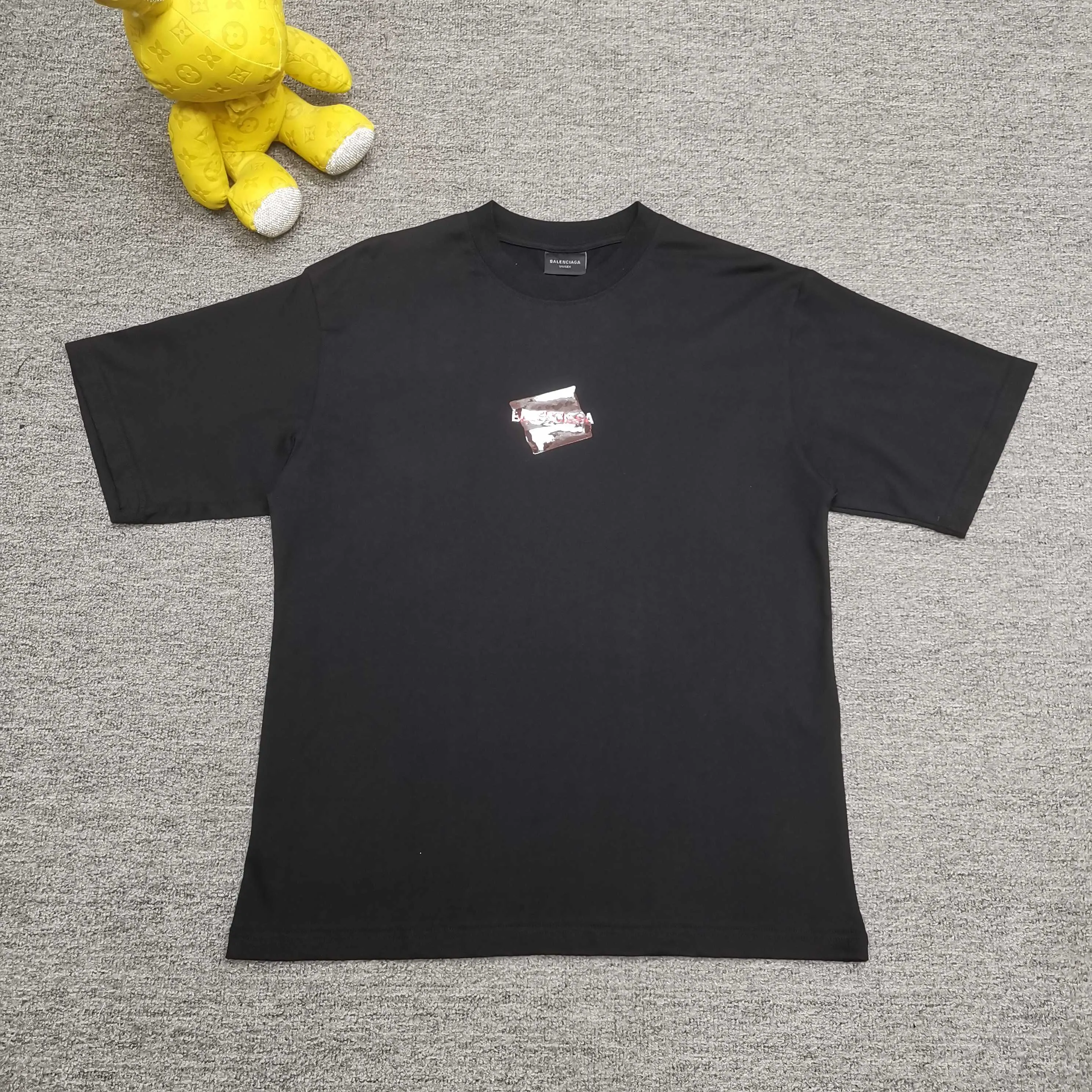 Top tested version ❤️BALENCI*GA/Paris #2025 new style, front and back letter LOGO embroidered tape taped short-sleeved T-shirt, full of design. Welcome to compare. The fabric is made of Paris ZP custom-woven and dyed cotton double yarn, with a weight of 260 grams. The cloth surface is clean. The cloth pattern is clear, soft and comfortable. The threads are dyed with no color difference. The classic letter LOGO is embroidered with imported Tajima embroidery machine. The tape is stamped with imported transparent glue. The effect is three-dimensional. Restore brick cabinets, adopt OS loose shoulder style. Same style for men and women. Color: black, sky blue, white. Size: XS S M L P280