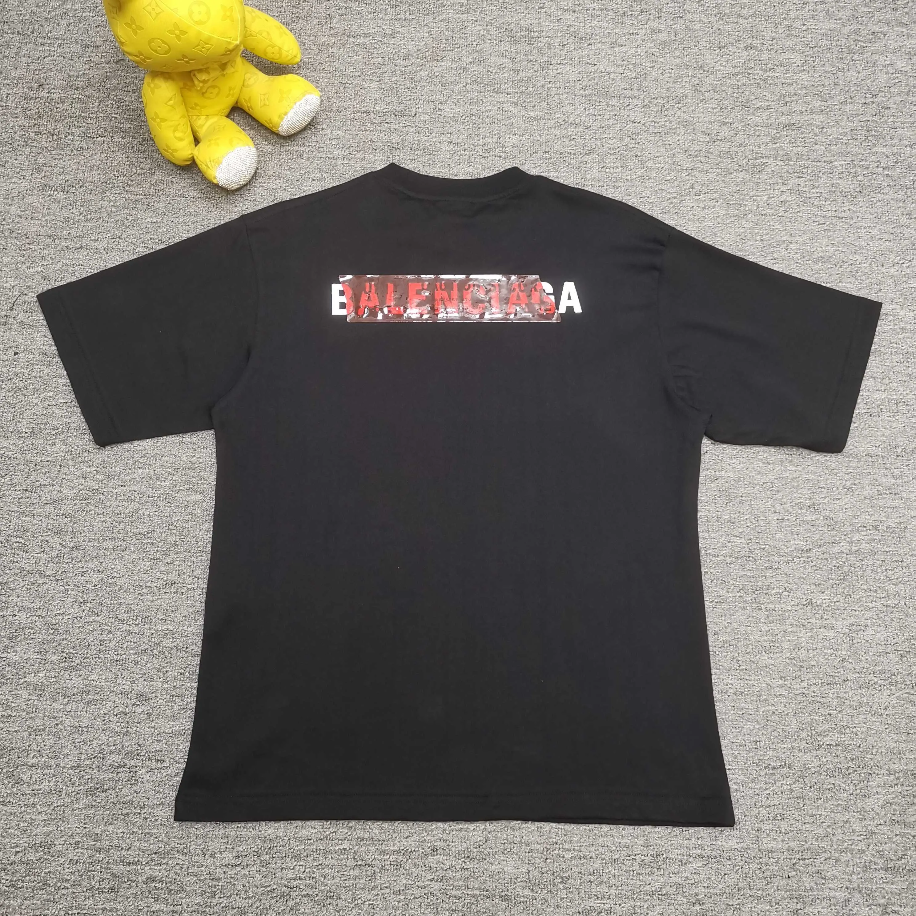 Top tested version ❤️BALENCI*GA/Paris #2025 new style, front and back letter LOGO embroidered tape taped short-sleeved T-shirt, full of design. Welcome to compare. The fabric is made of Paris ZP custom-woven and dyed cotton double yarn, with a weight of 260 grams. The cloth surface is clean. The cloth pattern is clear, soft and comfortable. The threads are dyed with no color difference. The classic letter LOGO is embroidered with imported Tajima embroidery machine. The tape is stamped with imported transparent glue. The effect is three-dimensional. Restore brick cabinets, adopt OS loose shoulder style. Same style for men and women. Color: black, sky blue, white. Size: XS S M L P280