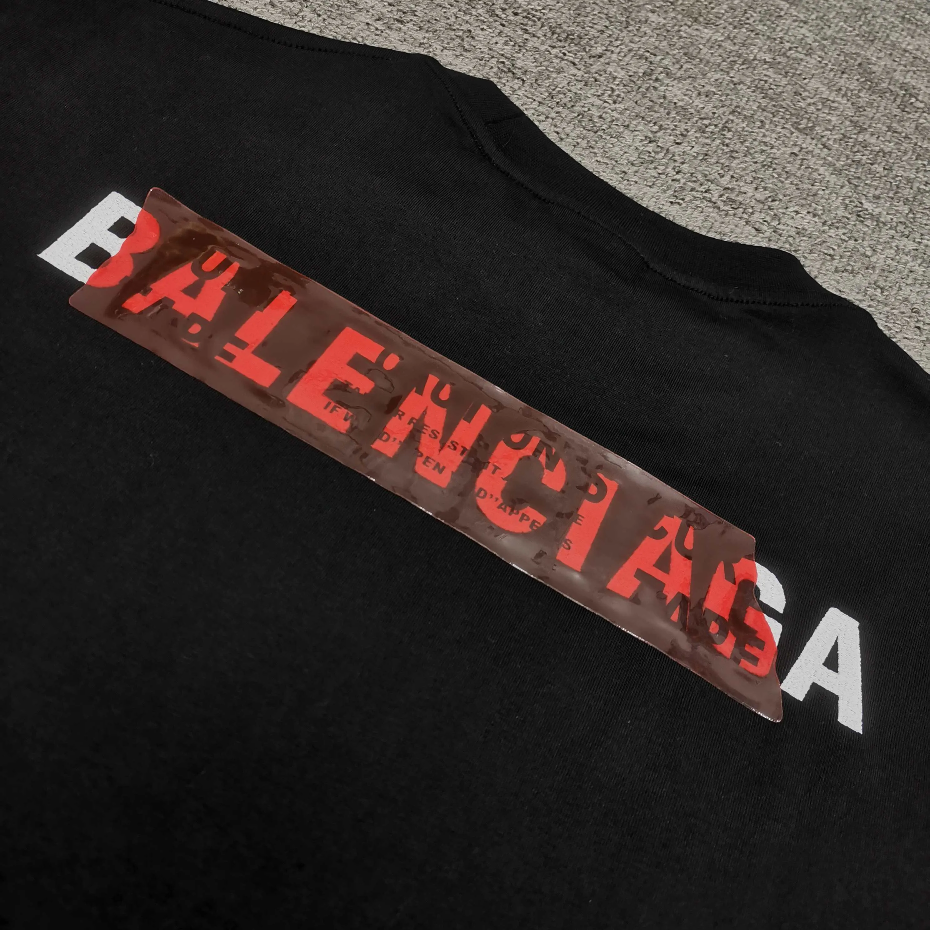 Top tested version ❤️BALENCI*GA/Paris #2025 new style, front and back letter LOGO embroidered tape taped short-sleeved T-shirt, full of design. Welcome to compare. The fabric is made of Paris ZP custom-woven and dyed cotton double yarn, with a weight of 260 grams. The cloth surface is clean. The cloth pattern is clear, soft and comfortable. The threads are dyed with no color difference. The classic letter LOGO is embroidered with imported Tajima embroidery machine. The tape is stamped with imported transparent glue. The effect is three-dimensional. Restore brick cabinets, adopt OS loose shoulder style. Same style for men and women. Color: black, sky blue, white. Size: XS S M L P280