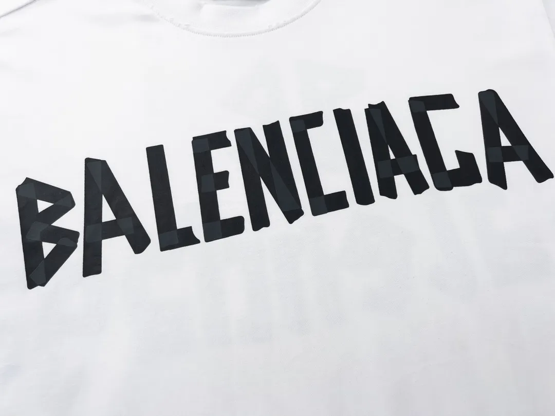 🅿️194 Detailed picture [Top version. Official website quality] BALENCI*GA/Paris. 23ss latest classic model. Tape pulp printing. Ready-to-wear washed and distressed short-sleeved T-shirt. Brick cabinet synchronization. The fabric is made of Paris ZP custom-woven and dyed 100% cotton double yarn compact cotton. The weight is 260 grams, the cloth surface is clean. The cloth pattern is clear, soft and comfortable, and the thread is dyed with no color difference. The classic pattern is printed with environmentally friendly imported materials, and the tape pattern is glued. The letters are clear and the effect is three-dimensional. Restored brick cabinet. The garments were washed and aged, and polished by many hands. Produced by ultra-heavy craftsmanship, the market currency is very different, welcome to compare.                                 Note⚠️ZP is made of iron gray garments that are washed and distressed. Pay attention to the big difference! Welcome to compare! The version adopts OS loose shoulder version. The same style for men and women. Code: BL223089 Color: iron gray, white, fluorescent green, gray blue, coffee color, fog blue, beige gray, burgundy, green, floral gray Size: XS S M L