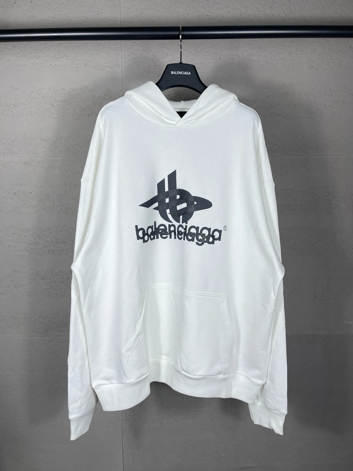 🅿️300 real photos [Top version. Official website quality] BALENCI*GA/Paris. 2024 new style. Phantom double LOGO classic pattern printed long-sleeved hooded sweatshirt. Brick cabinet synchronization. Genuine product developed in the first time, happy to print and compare! The fabric is made of Paris ZP custom-woven and dyed cotton terry sweatshirt. The weight is 450 grams. The cloth surface is clean. The cloth pattern is clear, soft and comfortable. The threads are dyed with no color difference. The classic printing is made of environmentally friendly imported materials, with LOGO phantom effect, clear letters and three-dimensional effect. Restored brick cabinet. Ready-made clothes are washed and distressed, different market currency, welcome to compare, the version adopts OS loose shoulder version. Same style for men and women Coding: BL238010 Color: black, white Size: XS S M L