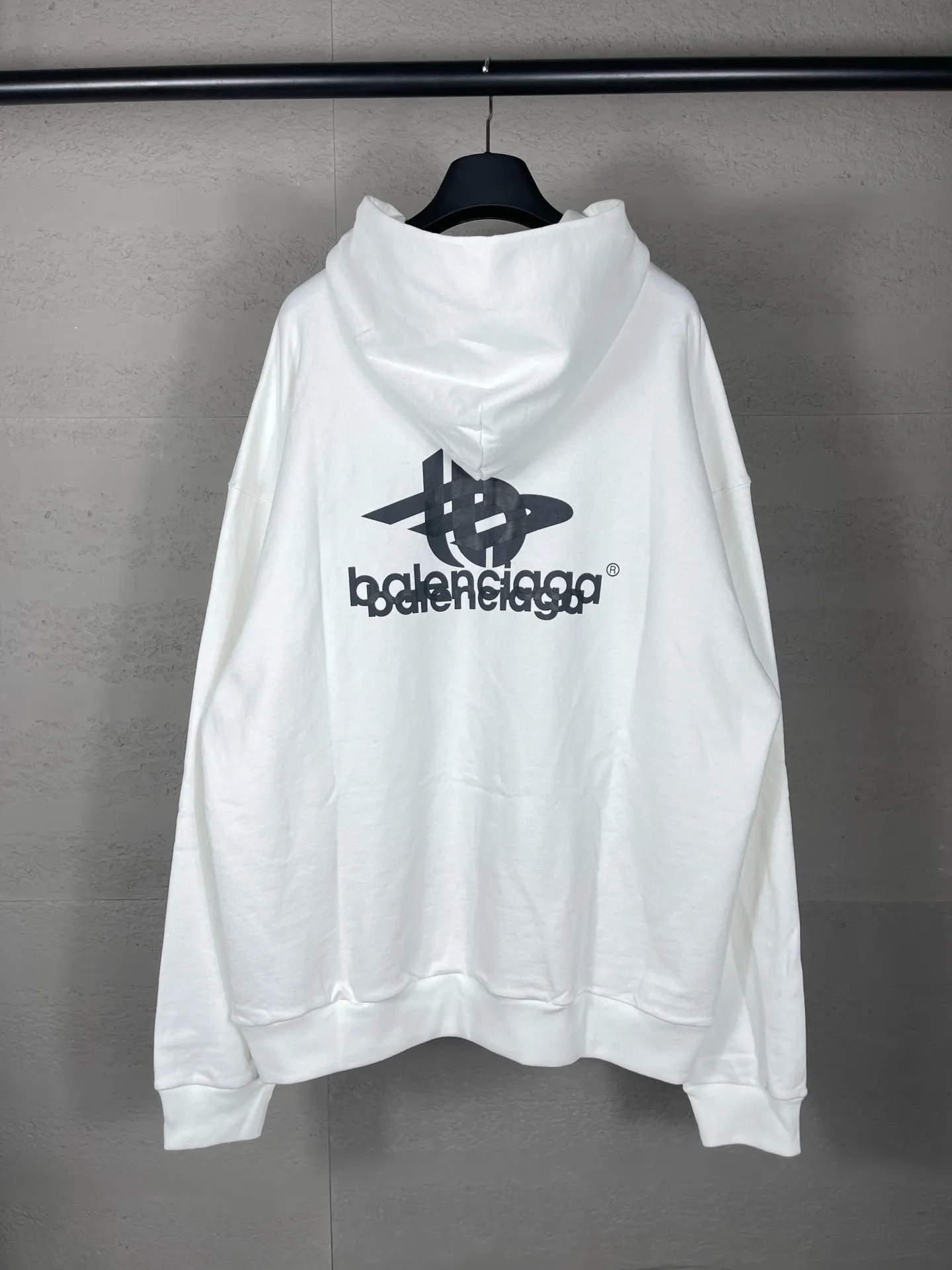 🅿️300 real photos [Top version. Official website quality] BALENCI*GA/Paris. 2024 new style. Phantom double LOGO classic pattern printed long-sleeved hooded sweatshirt. Brick cabinet synchronization. Genuine product developed in the first time, happy to print and compare! The fabric is made of Paris ZP custom-woven and dyed cotton terry sweatshirt. The weight is 450 grams. The cloth surface is clean. The cloth pattern is clear, soft and comfortable. The threads are dyed with no color difference. The classic printing is made of environmentally friendly imported materials, with LOGO phantom effect, clear letters and three-dimensional effect. Restored brick cabinet. Ready-made clothes are washed and distressed, different market currency, welcome to compare, the version adopts OS loose shoulder version. Same style for men and women Coding: BL238010 Color: black, white Size: XS S M L
