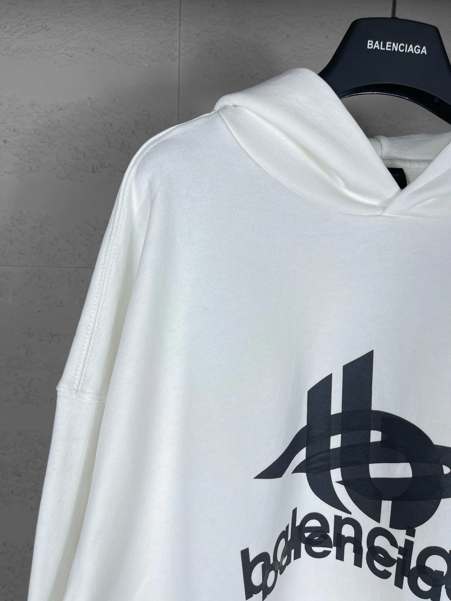 🅿️300 real photos [Top version. Official website quality] BALENCI*GA/Paris. 2024 new style. Phantom double LOGO classic pattern printed long-sleeved hooded sweatshirt. Brick cabinet synchronization. Genuine product developed in the first time, happy to print and compare! The fabric is made of Paris ZP custom-woven and dyed cotton terry sweatshirt. The weight is 450 grams. The cloth surface is clean. The cloth pattern is clear, soft and comfortable. The threads are dyed with no color difference. The classic printing is made of environmentally friendly imported materials, with LOGO phantom effect, clear letters and three-dimensional effect. Restored brick cabinet. Ready-made clothes are washed and distressed, different market currency, welcome to compare, the version adopts OS loose shoulder version. Same style for men and women Coding: BL238010 Color: black, white Size: XS S M L