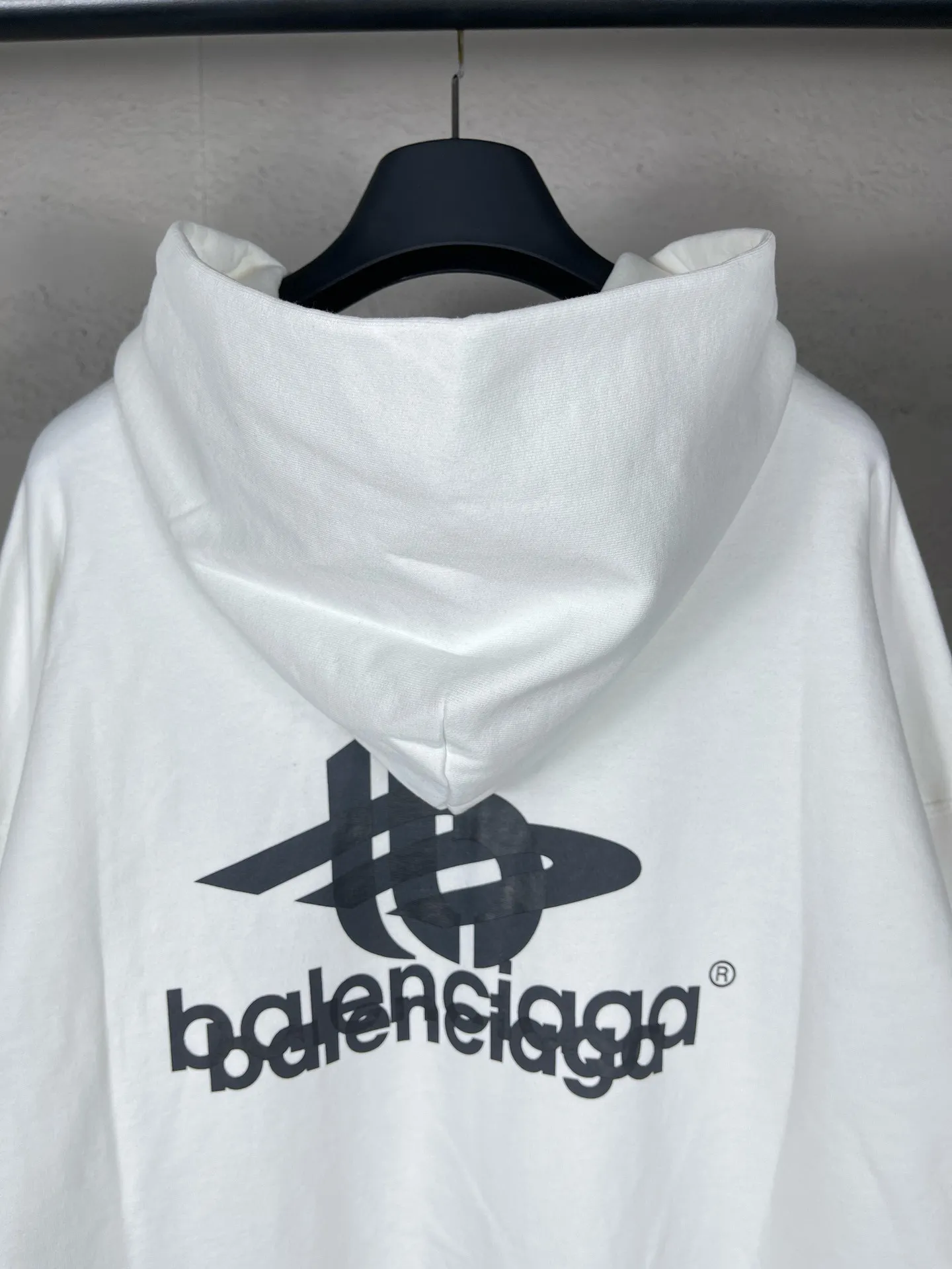 🅿️300 real photos [Top version. Official website quality] BALENCI*GA/Paris. 2024 new style. Phantom double LOGO classic pattern printed long-sleeved hooded sweatshirt. Brick cabinet synchronization. Genuine product developed in the first time, happy to print and compare! The fabric is made of Paris ZP custom-woven and dyed cotton terry sweatshirt. The weight is 450 grams. The cloth surface is clean. The cloth pattern is clear, soft and comfortable. The threads are dyed with no color difference. The classic printing is made of environmentally friendly imported materials, with LOGO phantom effect, clear letters and three-dimensional effect. Restored brick cabinet. Ready-made clothes are washed and distressed, different market currency, welcome to compare, the version adopts OS loose shoulder version. Same style for men and women Coding: BL238010 Color: black, white Size: XS S M L
