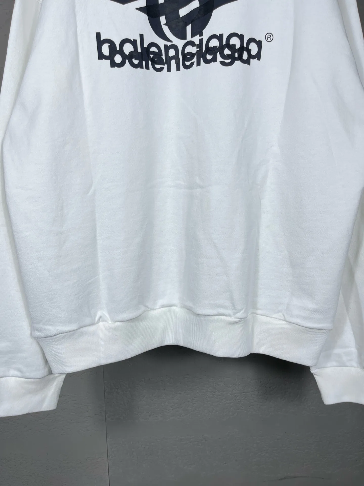 🅿️300 real photos [Top version. Official website quality] BALENCI*GA/Paris. 2024 new style. Phantom double LOGO classic pattern printed long-sleeved hooded sweatshirt. Brick cabinet synchronization. Genuine product developed in the first time, happy to print and compare! The fabric is made of Paris ZP custom-woven and dyed cotton terry sweatshirt. The weight is 450 grams. The cloth surface is clean. The cloth pattern is clear, soft and comfortable. The threads are dyed with no color difference. The classic printing is made of environmentally friendly imported materials, with LOGO phantom effect, clear letters and three-dimensional effect. Restored brick cabinet. Ready-made clothes are washed and distressed, different market currency, welcome to compare, the version adopts OS loose shoulder version. Same style for men and women Coding: BL238010 Color: black, white Size: XS S M L
