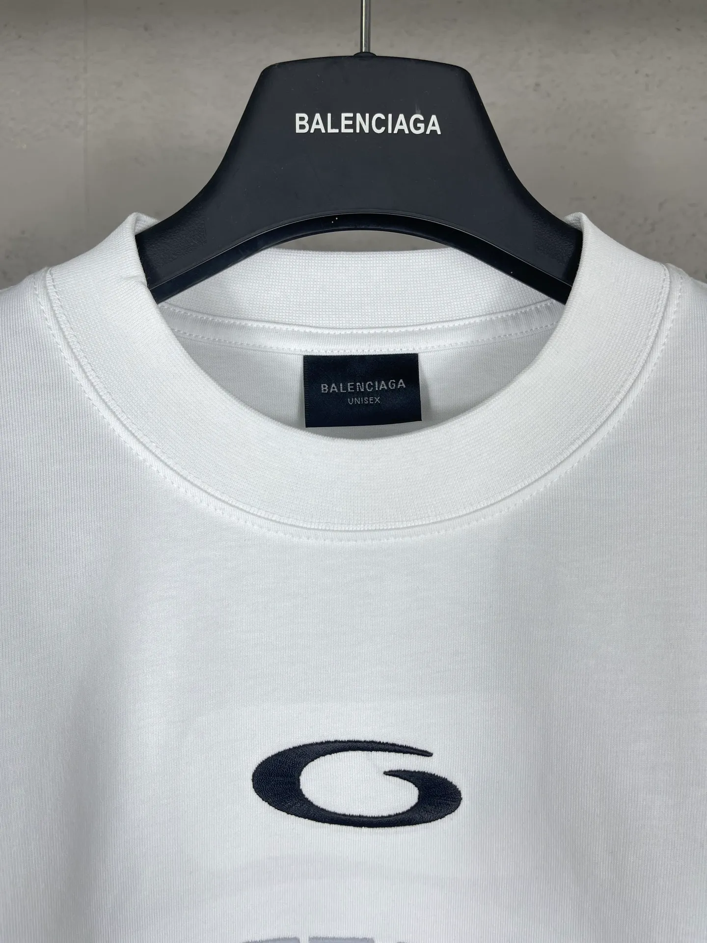 🅿️240 real photos [Top version. Official website quality] BALENCI*GA/Paris.SS25 latest basketball uniform embroidered printed long-sleeved T-shirt. The front embroidery is embroidered and printed using a Tajima computer embroidery machine, the lower left corner is stamped, and the back piece is printed. Brick cabinets are synchronized. Genuine products are developed at the first time. The fabric is made of Paris ZP custom-woven and dyed cotton double yarn. Weighing 260 grams, the cloth surface is clean. The cloth pattern is clear, soft and comfortable. The threads are dyed with no color difference. The printing uses environmentally friendly imported materials, the letters are clear and the effect is three-dimensional. The version adopts OS loose shoulder design. Same style for men and women. Code: BL255069 Color: black, white, colorful blue, purple Size: XS S M L