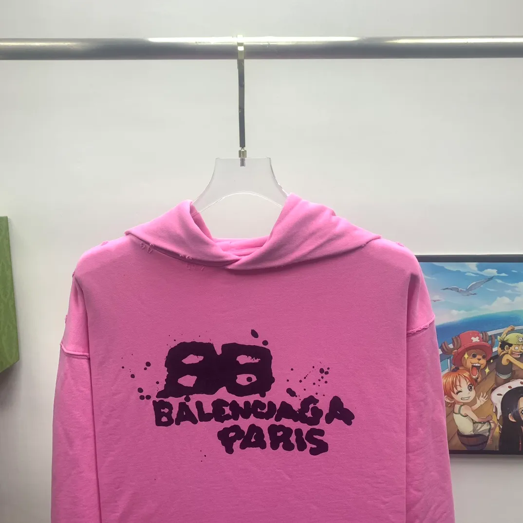 Top tested version BALENCIAGA/Balenciaga 2023 SS BB hand-painted graffiti printed hooded sweatshirt ✅No.1 quality in this market Real ceiling quality ✅All original development, pay attention to detail pictures to avoid stolen pictures and merchants mix them ✅Correct 450g custom-woven and dyed 100% cotton double yarn compact cotton fabric ✅Imported Kangli direct-injection printing color ZP consistent, clear and firm, no hand feel ✅Clear cloth texture Soft and comfortable thread adopts custom-woven and dyed without color difference ✅Overweight process The color fastness is good and the ZP is consistent. Let me explain why mine is a little more expensive than others. 1. It seems to be a simple printing or embroidery. In fact, it is not simple at all. 10000% imported machine restoration is not just lip service. You are welcome to compare with peers. 2. Each model is produced by the company. The details of the workmanship and fabrics are consistent with the original ones. There is no color difference between the ones at the counters. It is not scary to reproduce. Whoever is fake is embarrassed. It’s not shameful to make a replica, it’s shameful if you can’t buy the correct version if you make a replica. 3. Note that the threaded collars are all original collars of certain countries and regions, with high wrapping. The width of the neckline and cabinets are accurate to the millimeter. Thick necklines are not easy to deform. The collars of high-end products are all restored cabinets. They are different from the big collars in the world. Ordinary garbage short-sleeves are printed with a print. The clavicle of the upper body is exposed. Please be patient. Customers who have bought genuine products or have seen genuine products will come back to place orders again. This is quality. This is quality. 4. Different styles of washed wheat main wheat, including imported wheat, have different colors and codes. Really restore the counter. As we all know, Balenciaga's collar labels in each quarter have different English or different colors. This distinguishes fast food from the world's same-colored main wheat washed wheat. 5. Pay attention to the workmanship. The stitching at the neckline has no folds, smooth and natural without overlapping lines, and truly restores this. This is something that many people cannot do. 6. The fabric is made of 450g Paris-specific double yarn. No one can make better fabrics than my family. There's really no way to compare it with the ordinary version on the market. Respect it. It's genuine and costs thousands of dollars anyway. Don't buy street stalls. Quality 7. The workmanship is fully restored. The packaging is fully restored. The cost is huge. 8. I guarantee here that this is the highest quality you can find. Size: XS-S-M-L (the correct version is very large) P:450