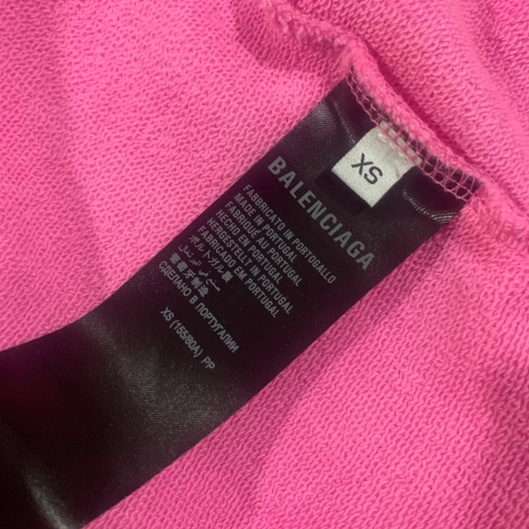 Top tested version BALENCIAGA/Balenciaga 2023 SS BB hand-painted graffiti printed hooded sweatshirt ✅No.1 quality in this market Real ceiling quality ✅All original development, pay attention to detail pictures to avoid stolen pictures and merchants mix them ✅Correct 450g custom-woven and dyed 100% cotton double yarn compact cotton fabric ✅Imported Kangli direct-injection printing color ZP consistent, clear and firm, no hand feel ✅Clear cloth texture Soft and comfortable thread adopts custom-woven and dyed without color difference ✅Overweight process The color fastness is good and the ZP is consistent. Let me explain why mine is a little more expensive than others. 1. It seems to be a simple printing or embroidery. In fact, it is not simple at all. 10000% imported machine restoration is not just lip service. You are welcome to compare with peers. 2. Each model is produced by the company. The details of the workmanship and fabrics are consistent with the original ones. There is no color difference between the ones at the counters. It is not scary to reproduce. Whoever is fake is embarrassed. It’s not shameful to make a replica, it’s shameful if you can’t buy the correct version if you make a replica. 3. Note that the threaded collars are all original collars of certain countries and regions, with high wrapping. The width of the neckline and cabinets are accurate to the millimeter. Thick necklines are not easy to deform. The collars of high-end products are all restored cabinets. They are different from the big collars in the world. Ordinary garbage short-sleeves are printed with a print. The clavicle of the upper body is exposed. Please be patient. Customers who have bought genuine products or have seen genuine products will come back to place orders again. This is quality. This is quality. 4. Different styles of washed wheat main wheat, including imported wheat, have different colors and codes. Really restore the counter. As we all know, Balenciaga's collar labels in each quarter have different English or different colors. This distinguishes fast food from the world's same-colored main wheat washed wheat. 5. Pay attention to the workmanship. The stitching at the neckline has no folds, smooth and natural without overlapping lines, and truly restores this. This is something that many people cannot do. 6. The fabric is made of 450g Paris-specific double yarn. No one can make better fabrics than my family. There's really no way to compare it with the ordinary version on the market. Respect it. It's genuine and costs thousands of dollars anyway. Don't buy street stalls. Quality 7. The workmanship is fully restored. The packaging is fully restored. The cost is huge. 8. I guarantee here that this is the highest quality you can find. Size: XS-S-M-L (the correct version is very large) P:450