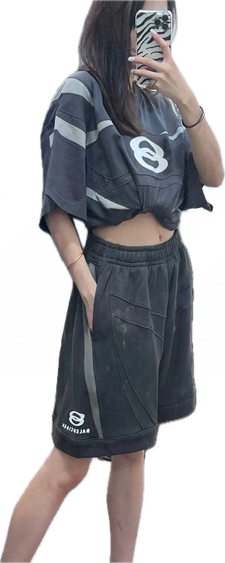 ♻️💯Upper body reference model picture❤️The top version of Balenciaga's new BLCG 24SS new heavy industry motorcycle style double ring embroidered splicing shorts, heavy industry motorcycle style design. The fabric is made of high-density sweatshirt fabric and weighs 400 grams after washing. It feels delicate and soft and has singeing and dust removal technology. The double-ring letter pattern is embroidered with thousands of needles imported from Tajima machines, using precision needle embroidery technology. The embroidery is very fine and dense, the letter pattern outlines the design clearly, and the garment bone hemming technology is strict and fine in workmanship to ensure seamless connection. The garments are made from green fabrics that are printed and then fried. The fabrics are dyed through stone grinding. After frying, the fabrics are slightly whitened. The color of the original fabrics is changed to show a nostalgic color with different shades of light and dark. The three-dimensional silhouette is cut and the upper body is highly recognizable. Size: XS-L Color: Gray P:340