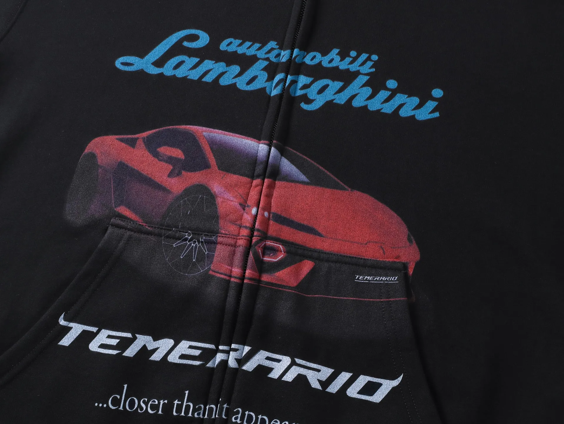 🅿️400 Actual pictures [Top version. Official website quality] BALENCI*GA/Paris co-branded Lamborghini Lamborghini front and back left and right sleeves direct-injection printed zipper cardigan sweatshirt SS25 latest model. Research and development at the first time, different market currencies. Comparisons welcome. The fabric is made of Paris ZP custom-woven and dyed cotton sweatshirt. Weighing 460 grams, the cloth surface is clean. The cloth pattern is clear, soft and comfortable. The threads are dyed with no color difference. Printing adopts computer direct printing. The pattern letters are clear, three-dimensional and without burrs. Jubie market produces pictures based on pictures. Welcome to compare. The version adopts OS loose shoulder design. Same style for men and women. Code: BL259909 Color: Black Size: XS S M L