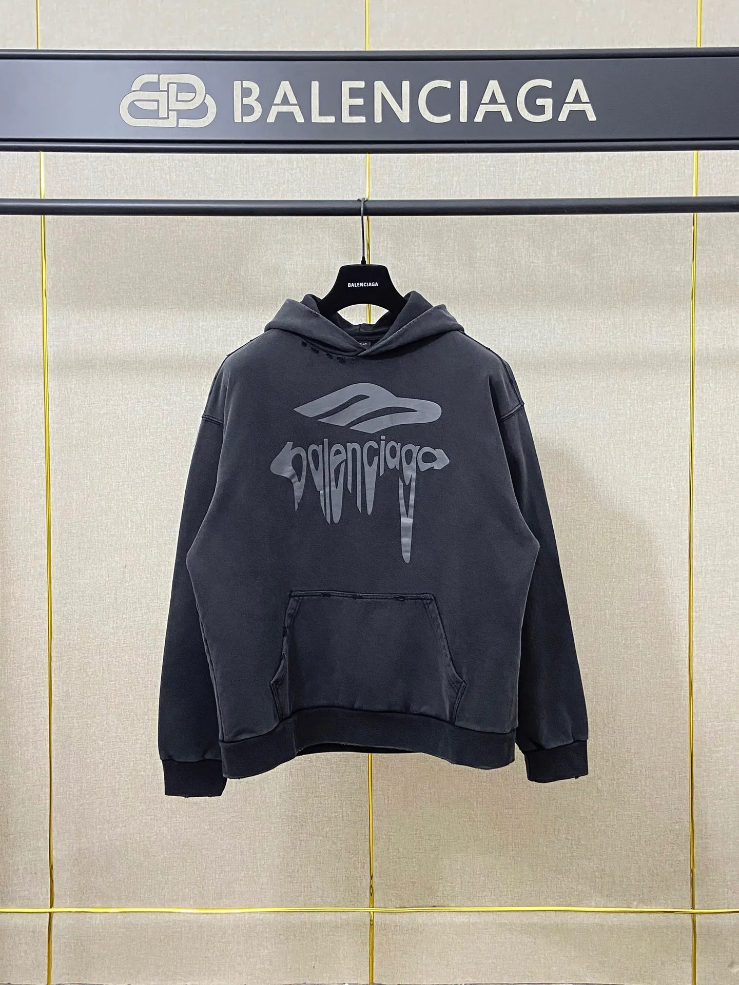 🅿️300 7186# Real photos Top version [[BALENCIA*GA] Official website quality Paris new 3M artistic letter printed hooded sweatshirt OS version Loose dropped shoulders Unisex style Fabric: 480g 100% cotton terry David sweater (garment wash) Process: front panel printing garment wash distressed worn shaping solid color Color: washed black gray white Size: XS S M L