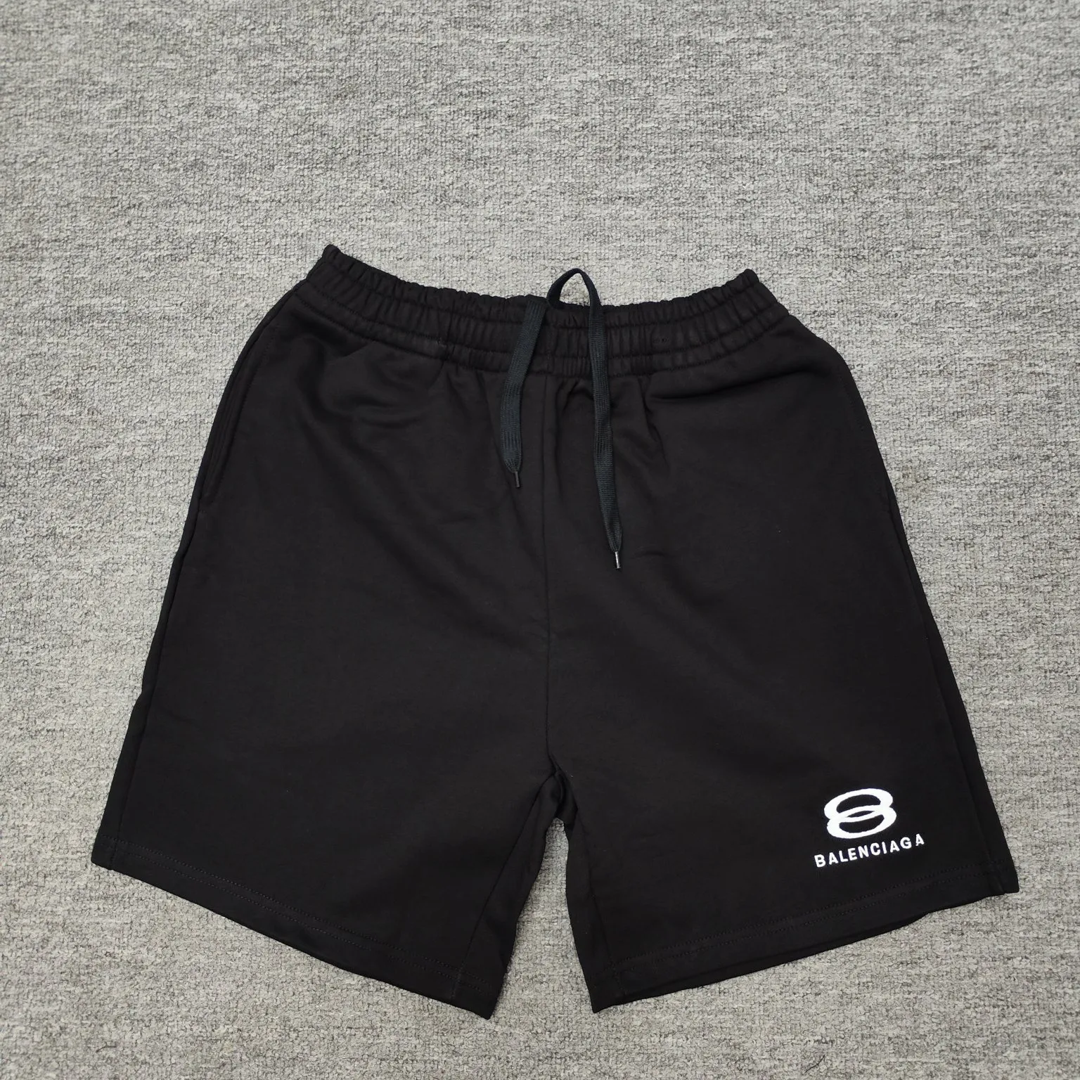 The top version of Balenciaga's new double-ring embroidered casual sports shorts, the same style for men and women. Embroidery: straight lines, round curves; neat stitches, no jagged edges; embroidered surface is flat, and the silk threads are not skewed; the stitch length is consistent, no bottom is exposed, and there is no overlap; the embroidered surface is smooth, without ink marks and other stains. Advanced imported embroidery machines are used to ensure the quality of each customer's logo embroidery.            Fabric: Made of 26-count combed cotton + 10-count cotton, with a weight of 260G. The fabric uses high-quality domestic Xinjiang cotton yarn. Xinjiang cotton is recognized as a superior material among domestic cotton. The fabric is woven using the internationally recognized Fukuhara knitting machine. The fabric has clear texture, good resilience, strong wrinkle resistance, good abrasion resistance and breathability. It is close to the skin, not easy to loosen and has a long-lasting wide effect. The fabric has good gloss, strength and wear resistance, small shrinkage and a good skeleton feel. The pure cotton cloth is produced by air flow liquid cylinder. The environmentally friendly dyeing meets the national first-class product requirements. It is not easy to fade and is not prone to creases and claw marks. Version: Fitted version, easy to wear all year round: The sewing machine needle uses No. 9 round-head needles, which will not puncture or break the fibers of the fabric. The density of the thread is 3CM/14 needles, which is tight and not loose or sparse; the sewing thread uses imported oil-proof treated thread, and there will be no oil stains; the car is an imported car with a silver sword and a knife, which does not eat or leave any cloth. It has a full sense of brand quality! Color: Black Size: S-XL P:310