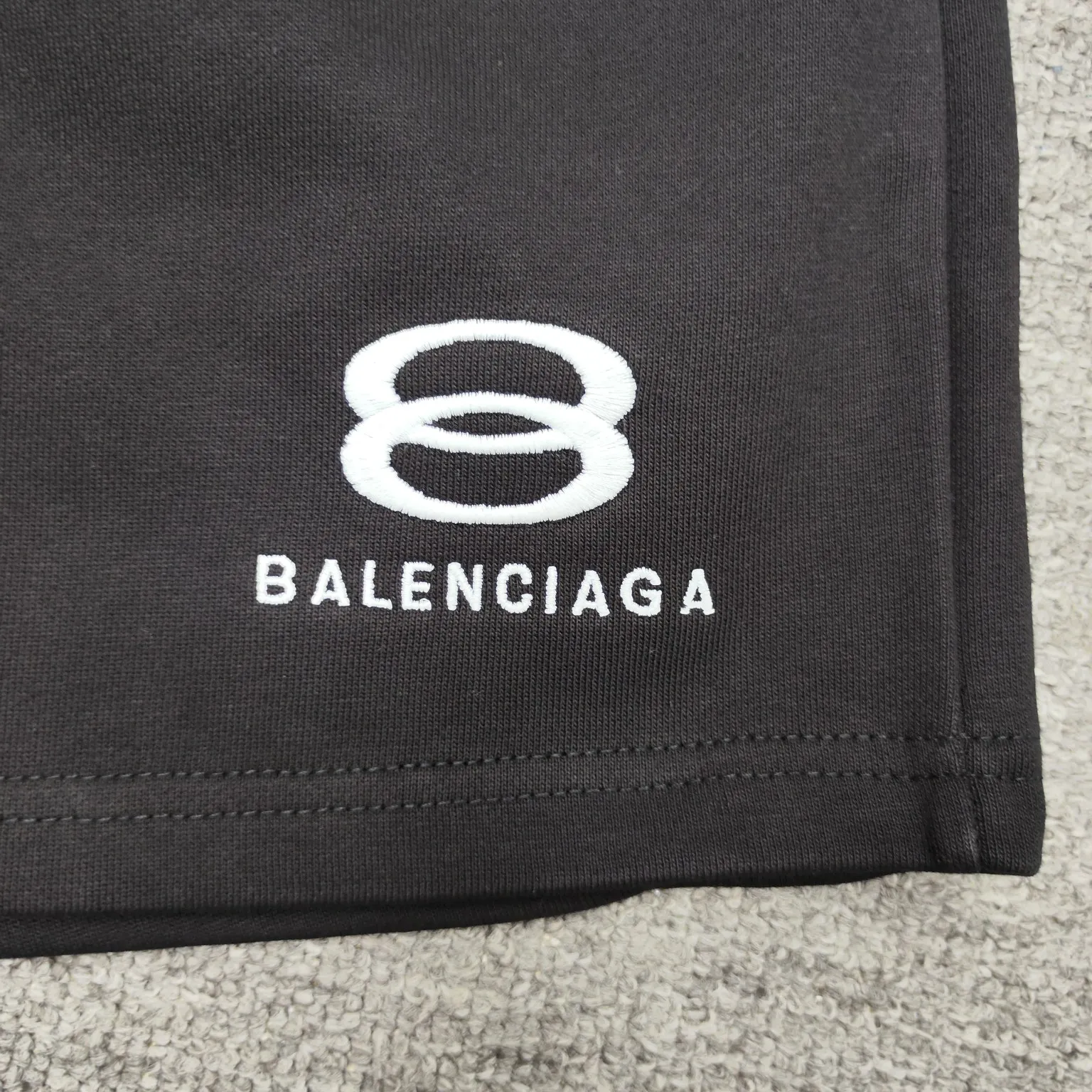 The top version of Balenciaga's new double-ring embroidered casual sports shorts, the same style for men and women. Embroidery: straight lines, round curves; neat stitches, no jagged edges; embroidered surface is flat, and the silk threads are not skewed; the stitch length is consistent, no bottom is exposed, and there is no overlap; the embroidered surface is smooth, without ink marks and other stains. Advanced imported embroidery machines are used to ensure the quality of each customer's logo embroidery.            Fabric: Made of 26-count combed cotton + 10-count cotton, with a weight of 260G. The fabric uses high-quality domestic Xinjiang cotton yarn. Xinjiang cotton is recognized as a superior material among domestic cotton. The fabric is woven using the internationally recognized Fukuhara knitting machine. The fabric has clear texture, good resilience, strong wrinkle resistance, good abrasion resistance and breathability. It is close to the skin, not easy to loosen and has a long-lasting wide effect. The fabric has good gloss, strength and wear resistance, small shrinkage and a good skeleton feel. The pure cotton cloth is produced by air flow liquid cylinder. The environmentally friendly dyeing meets the national first-class product requirements. It is not easy to fade and is not prone to creases and claw marks. Version: Fitted version, easy to wear all year round: The sewing machine needle uses No. 9 round-head needles, which will not puncture or break the fibers of the fabric. The density of the thread is 3CM/14 needles, which is tight and not loose or sparse; the sewing thread uses imported oil-proof treated thread, and there will be no oil stains; the car is an imported car with a silver sword and a knife, which does not eat or leave any cloth. It has a full sense of brand quality! Color: Black Size: S-XL P:310