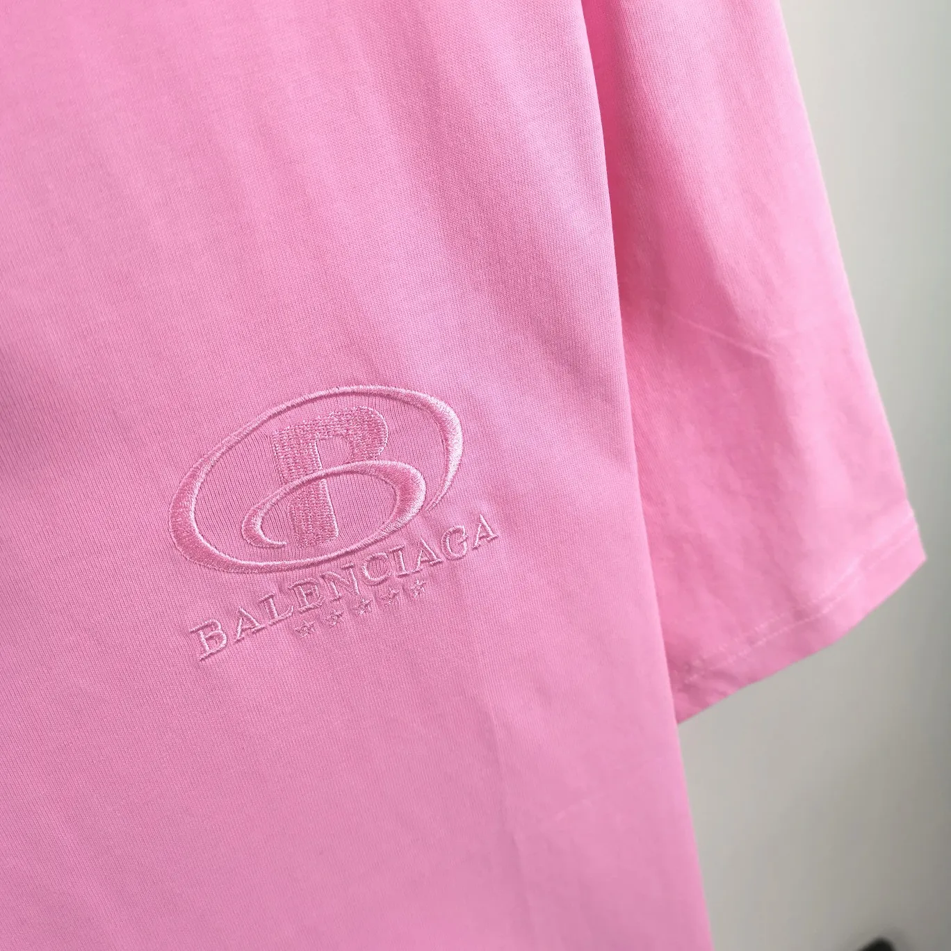 [New arrival] The top tested version of the new BALENCIAGA Balenciaga five-star embroidered environmentally friendly big LOGO male and female couple star same style short-sleeved T-shirt BEHRINGER embroidery technology, 5-star environmentally friendly series! The embroidery is meticulous and detailed! The font is full and the texture is clear! The fabric is made of 280g high-count double-yarn pure cotton, polyester-free, and absolutely no pilling! Size: XS-L Color: Black Pink P:250