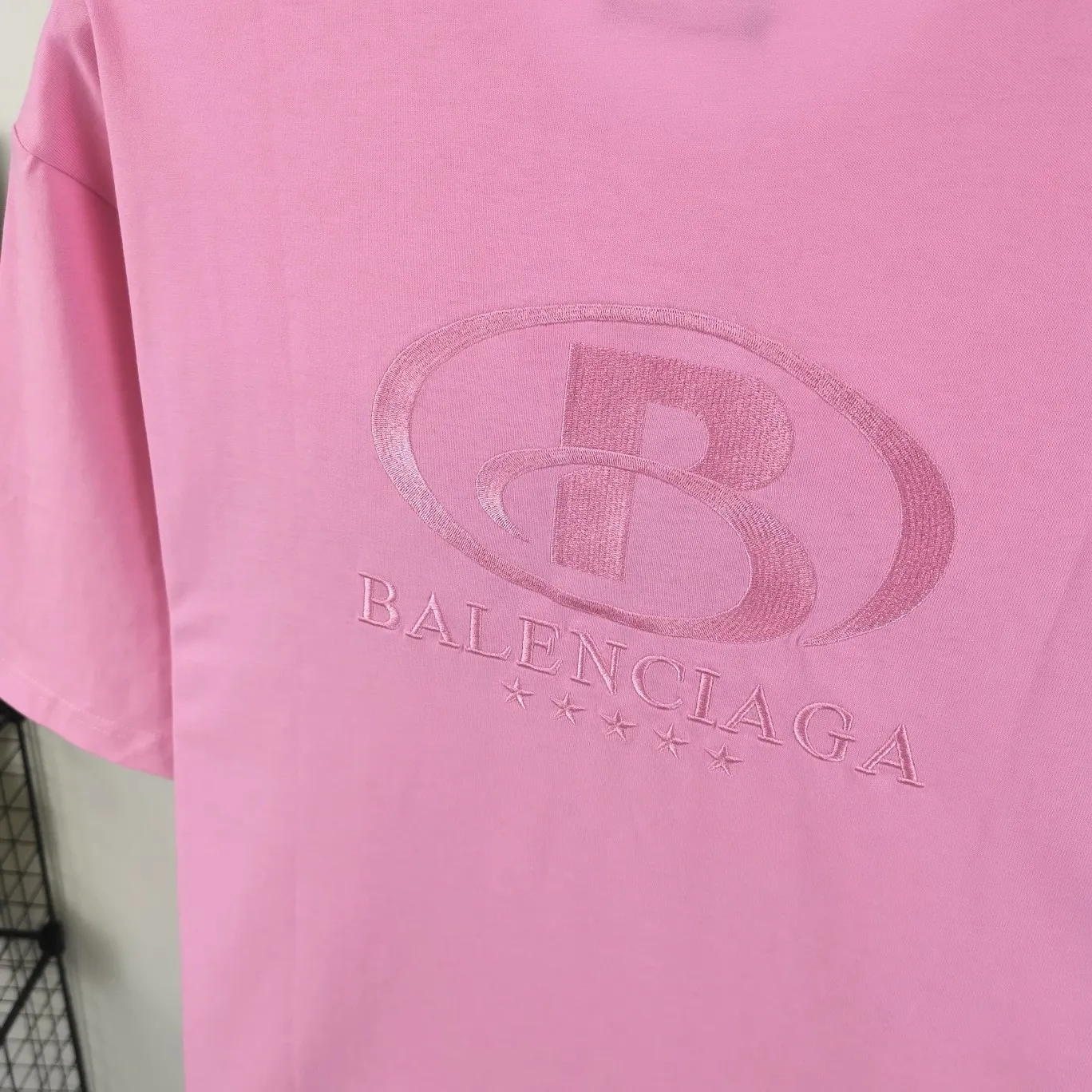 [New arrival] The top tested version of the new BALENCIAGA Balenciaga five-star embroidered environmentally friendly big LOGO male and female couple star same style short-sleeved T-shirt BEHRINGER embroidery technology, 5-star environmentally friendly series! The embroidery is meticulous and detailed! The font is full and the texture is clear! The fabric is made of 280g high-count double-yarn pure cotton, polyester-free, and absolutely no pilling! Size: XS-L Color: Black Pink P:250
