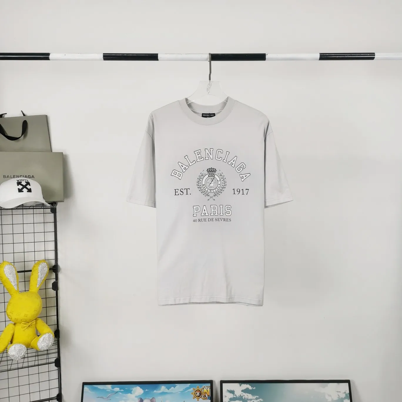 The new top-notch proven version BALENCIAGA Paris designer 2022 spring and summer style Crown Wheatear 1917 letter cracked print short shaft T-shirt is the same style for men and women couples, a huge cost single product. In terms of fabric alone, 26S 280g double-ply double-yarn plain cotton fabric, plus the fabric needs to be pre-shrunk in advance and then fried and aged, is enough to drink a pot! The printing uses Kornit digital direct injection cracking process. Because it is glued, there is no need to worry about the printing falling off if it bursts. A full set of customized accessories, synchronized at the counter, and consistent coding. Color: washed black white gray Size: XS-L P:280