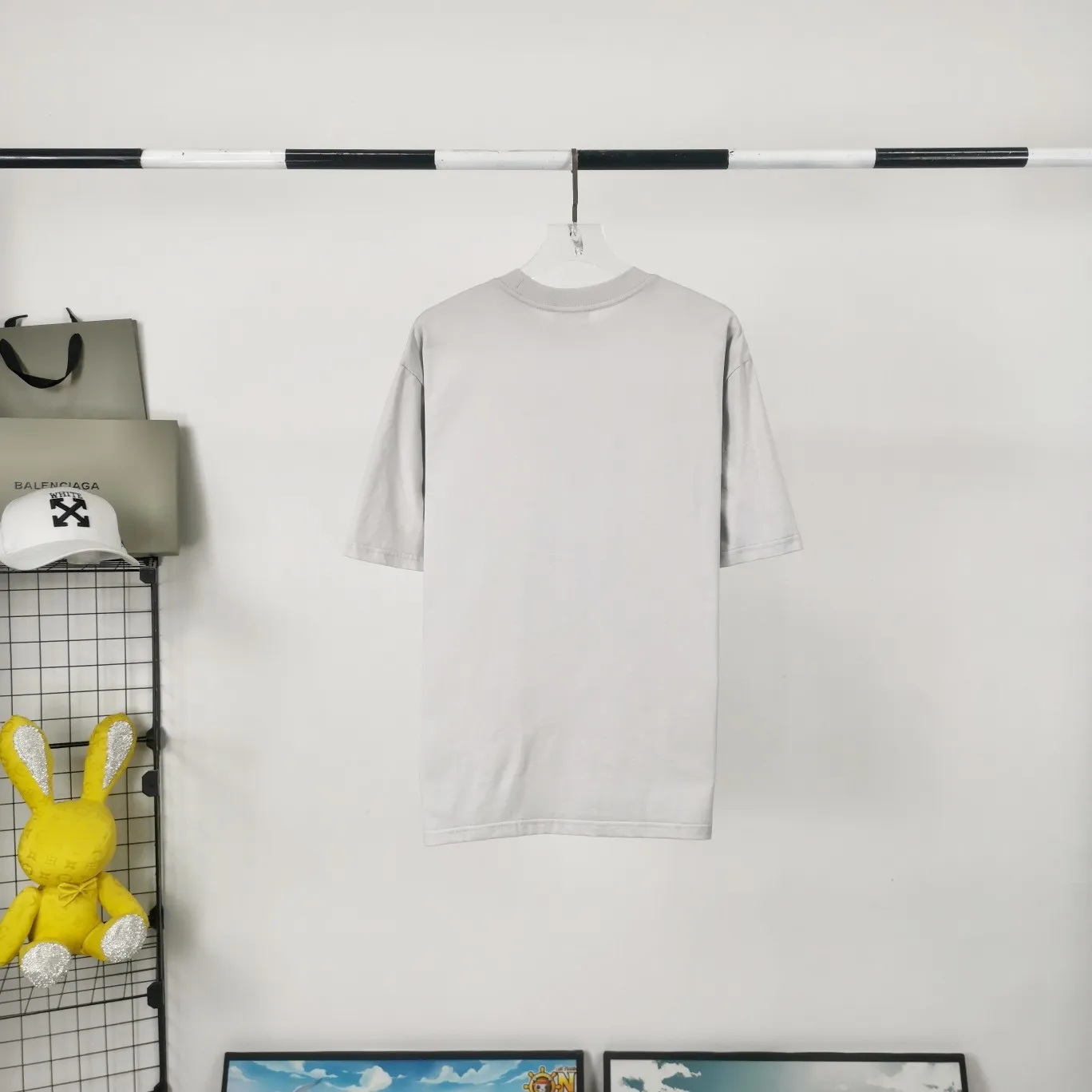 The new top-notch proven version BALENCIAGA Paris designer 2022 spring and summer style Crown Wheatear 1917 letter cracked print short shaft T-shirt is the same style for men and women couples, a huge cost single product. In terms of fabric alone, 26S 280g double-ply double-yarn plain cotton fabric, plus the fabric needs to be pre-shrunk in advance and then fried and aged, is enough to drink a pot! The printing uses Kornit digital direct injection cracking process. Because it is glued, there is no need to worry about the printing falling off if it bursts. A full set of customized accessories, synchronized at the counter, and consistent coding. Color: washed black white gray Size: XS-L P:280