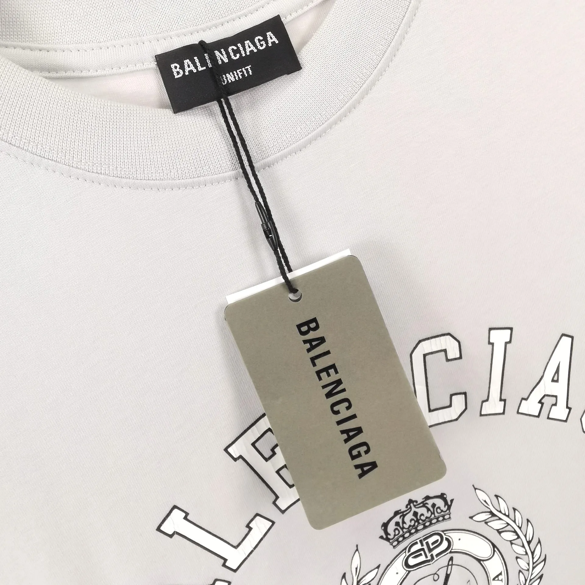 The new top-notch proven version BALENCIAGA Paris designer 2022 spring and summer style Crown Wheatear 1917 letter cracked print short shaft T-shirt is the same style for men and women couples, a huge cost single product. In terms of fabric alone, 26S 280g double-ply double-yarn plain cotton fabric, plus the fabric needs to be pre-shrunk in advance and then fried and aged, is enough to drink a pot! The printing uses Kornit digital direct injection cracking process. Because it is glued, there is no need to worry about the printing falling off if it bursts. A full set of customized accessories, synchronized at the counter, and consistent coding. Color: washed black white gray Size: XS-L P:280