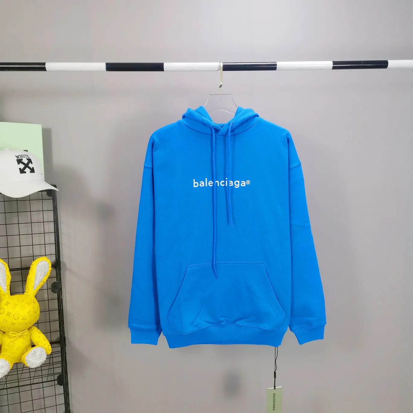 [Off the shelves] The top version of Balenciaga mailbox letter logo pure cotton loose-fitting autumn and winter hoodie for men and women couples. A simple basic sweatshirt. A simple sweatshirt that you can fall in love with at first glance. The Blcg mailbox logo on the chest is simple and beautiful. It is operated by an imported elliptical machine, without burrs and neatly aligned! The fabric is made of 480g pure cotton fabric, which is different from the low-end version. The color is also super beautiful. You must get this one! ! ! ! !  Color: black, white, fog blue, khaki, lake green Size: XS-L P:450