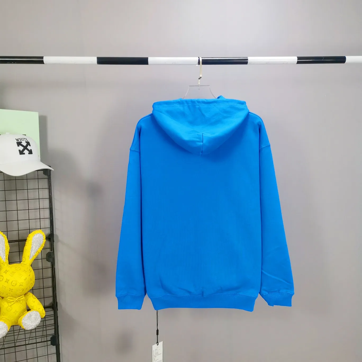 [Off the shelves] The top version of Balenciaga mailbox letter logo pure cotton loose-fitting autumn and winter hoodie for men and women couples. A simple basic sweatshirt. A simple sweatshirt that you can fall in love with at first glance. The Blcg mailbox logo on the chest is simple and beautiful. It is operated by an imported elliptical machine, without burrs and neatly aligned! The fabric is made of 480g pure cotton fabric, which is different from the low-end version. The color is also super beautiful. You must get this one! ! ! ! !  Color: black, white, fog blue, khaki, lake green Size: XS-L P:450