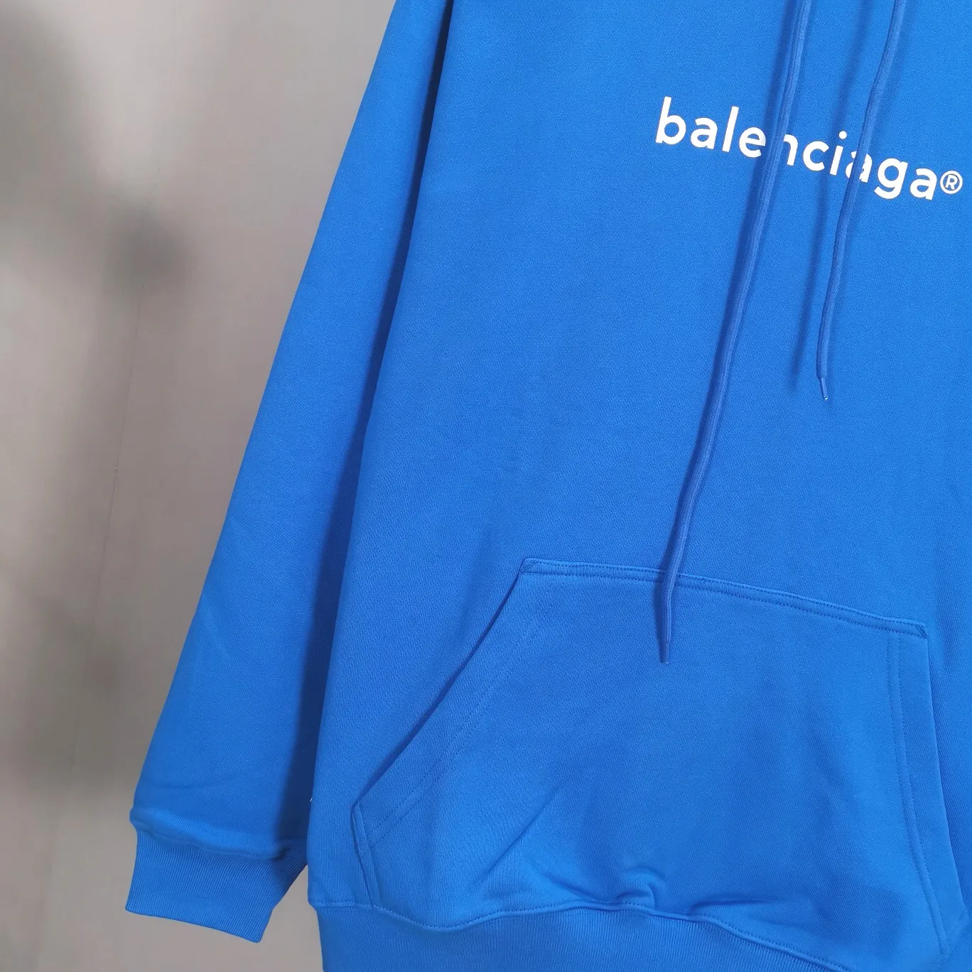 [Off the shelves] The top version of Balenciaga mailbox letter logo pure cotton loose-fitting autumn and winter hoodie for men and women couples. A simple basic sweatshirt. A simple sweatshirt that you can fall in love with at first glance. The Blcg mailbox logo on the chest is simple and beautiful. It is operated by an imported elliptical machine, without burrs and neatly aligned! The fabric is made of 480g pure cotton fabric, which is different from the low-end version. The color is also super beautiful. You must get this one! ! ! ! !  Color: black, white, fog blue, khaki, lake green Size: XS-L P:450