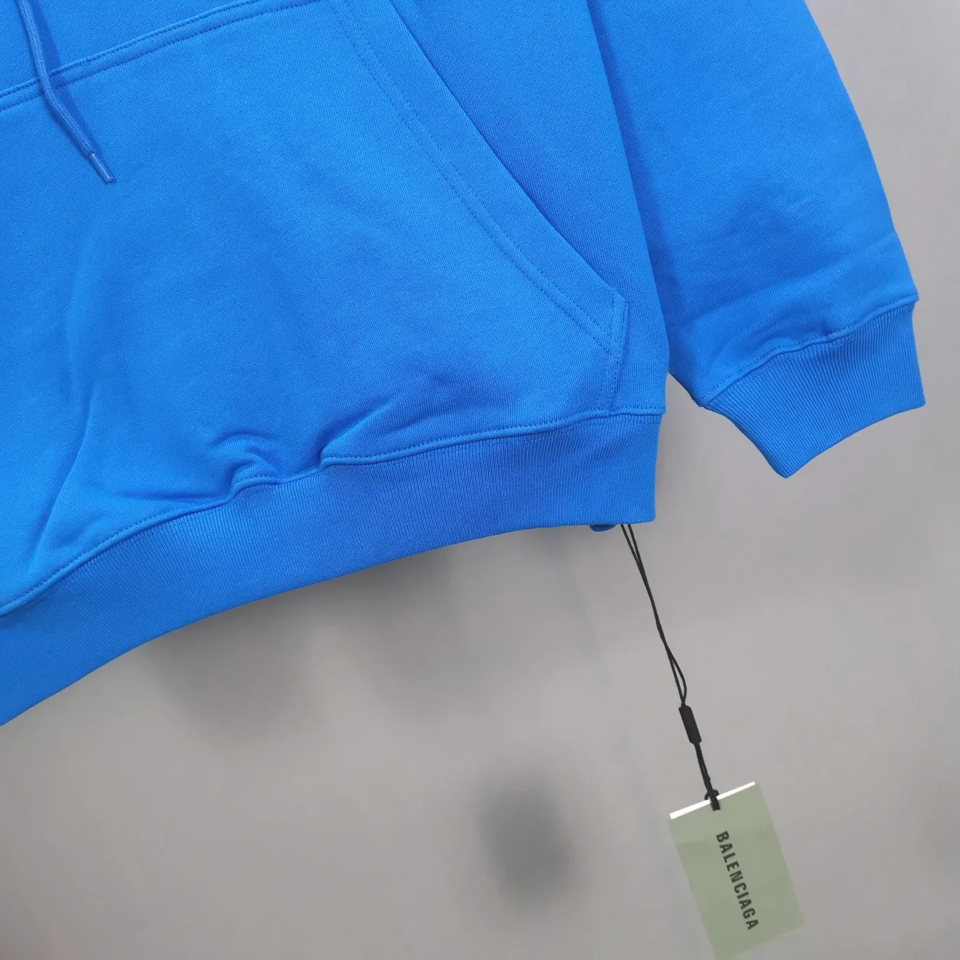 [Off the shelves] The top version of Balenciaga mailbox letter logo pure cotton loose-fitting autumn and winter hoodie for men and women couples. A simple basic sweatshirt. A simple sweatshirt that you can fall in love with at first glance. The Blcg mailbox logo on the chest is simple and beautiful. It is operated by an imported elliptical machine, without burrs and neatly aligned! The fabric is made of 480g pure cotton fabric, which is different from the low-end version. The color is also super beautiful. You must get this one! ! ! ! !  Color: black, white, fog blue, khaki, lake green Size: XS-L P:450