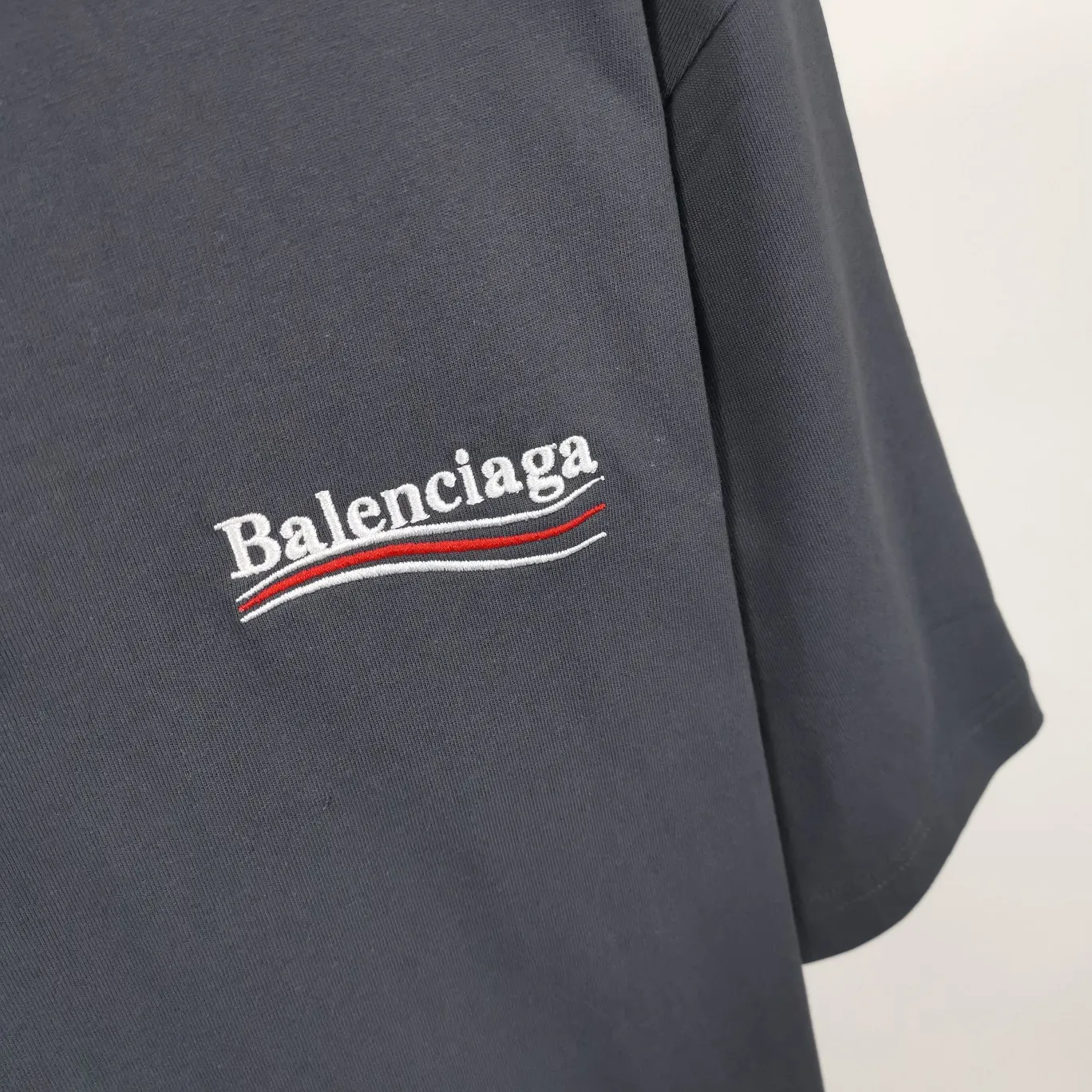 Supplementary details - the top tested version of Balenciaga's BALENCIAGA Cola Malone embroidery printed short-sleeved T-shirts for male and female couples stars. Three colors are available to ensure the same fabric as the original version, without color difference! Customized dyeing in a package! INS, Xiaohongshu’s popular style, classics that never fade away! The king of orders in Spain, the fried chicken is highly recommended! 32S 280g pure cotton double yarn fabric, comfortable and wide! Full of drape! The printing uses Tajima embroidery machine imported from Japan, which is known as the fighter among embroidery machines. The embroidery is meticulous, with no threads or skipped threads, the printing and embroidery are full and fine, and the letter spacing is consistent with ZP! Wearing it gives you full confidence and peace of mind! The labels and washes are all correct! On behalf of G at the same level! Consistent packaging at the counter!  Size: XS-L Color: Beige, taro purple, active gray, light hemp gray P:260