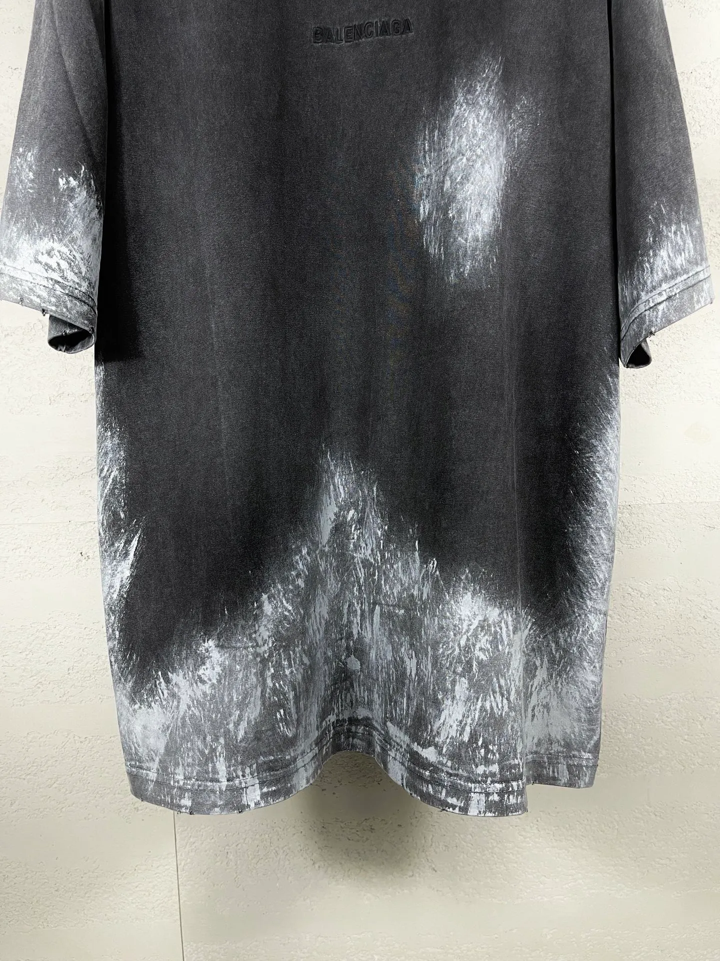 🅿️210 Actual pictures [Top version. Official website quality] BALENCI*GA/Paris #2025 new style. Front and back letter LOGO embroidery, hand-painted graffiti, washed and worn short-sleeved T-shirt, full of design. Welcome to compare. Notice! ️The fabric uses genuine environmentally friendly dyes, custom-woven and dyed 100% cotton double yarn, weight 260 grams, the cloth surface is clean. The cloth pattern is clear, soft and comfortable. The threads are dyed with no color difference. The classic letter LOGO is embroidered using imported Tajima embroidery machine. The garments are washed, distressed and hand-painted with graffiti. Extra heavy craftsmanship. . Restore the brick cabinet, adopt OS loose shoulder style. Same style for men and women. Code: BL253628 Color: Gray Size: XS S M L