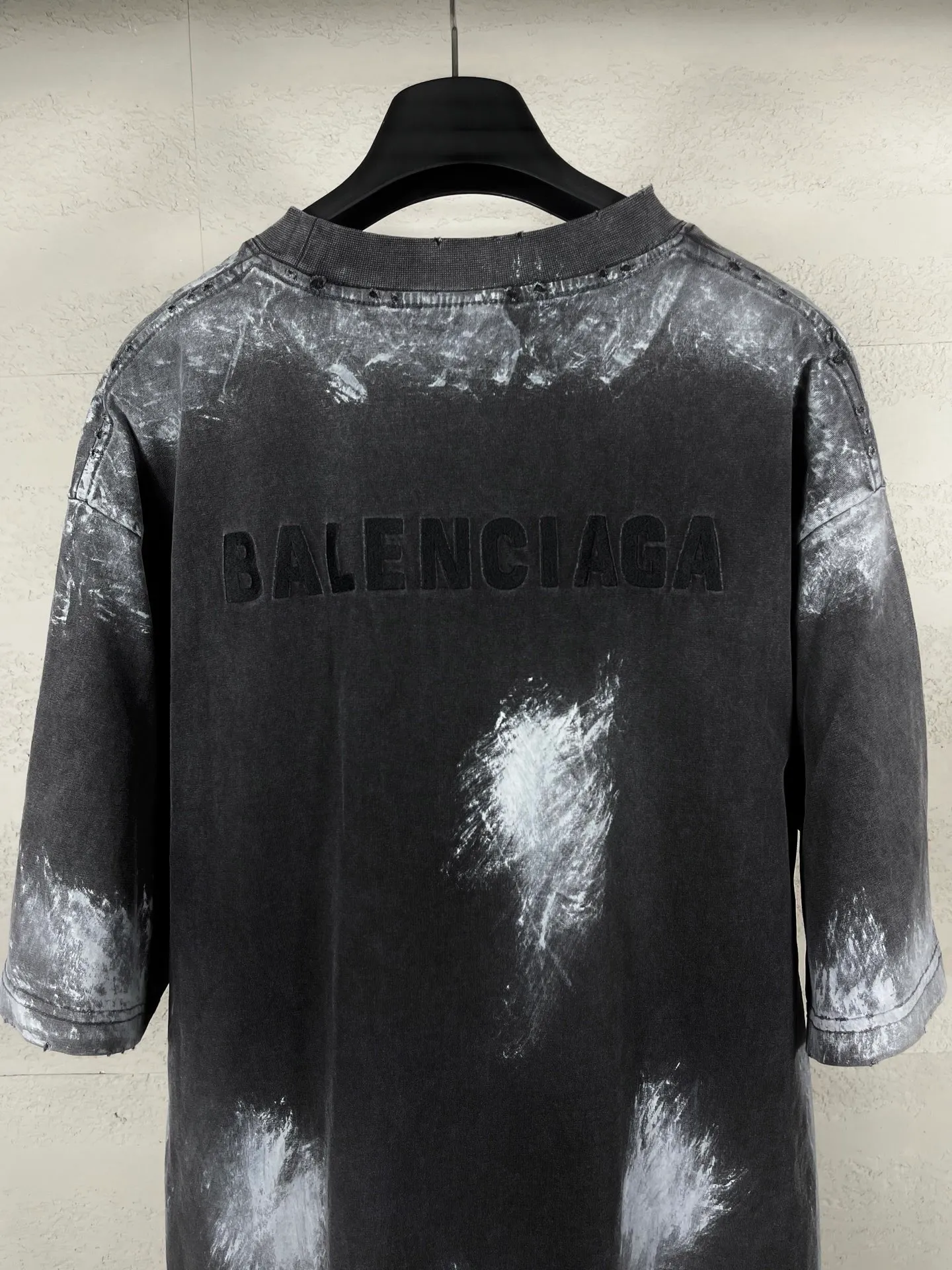 🅿️210 Actual pictures [Top version. Official website quality] BALENCI*GA/Paris #2025 new style. Front and back letter LOGO embroidery, hand-painted graffiti, washed and worn short-sleeved T-shirt, full of design. Welcome to compare. Notice! ️The fabric uses genuine environmentally friendly dyes, custom-woven and dyed 100% cotton double yarn, weight 260 grams, the cloth surface is clean. The cloth pattern is clear, soft and comfortable. The threads are dyed with no color difference. The classic letter LOGO is embroidered using imported Tajima embroidery machine. The garments are washed, distressed and hand-painted with graffiti. Extra heavy craftsmanship. . Restore the brick cabinet, adopt OS loose shoulder style. Same style for men and women. Code: BL253628 Color: Gray Size: XS S M L