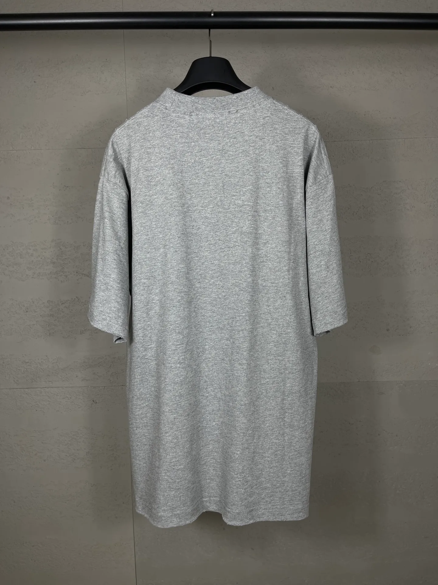 🅿️186 photos [Top version. Official website quality] BALENCI*GA/Paris #2025 new style distressed short-sleeved T-shirt with LUXURY chest letter patch embroidery on the front. 2025 spring and summer brick cabinet synchronization welcomes comparison. The fabric is made of Paris ZP custom-woven and dyed cotton double yarn, weighing 260 grams. The cloth surface is clean. The cloth pattern is clear, soft and comfortable. The threads are dyed with no color difference. The letter LOGO is embroidered using imported Tajima embroidery machine. The letters are clear and the effect is three-dimensional. Restore the brick cabinet, adopt the OS loose shoulder style. Same style for men and women. Code: BL253719 Color: Gray Size: XS S M L