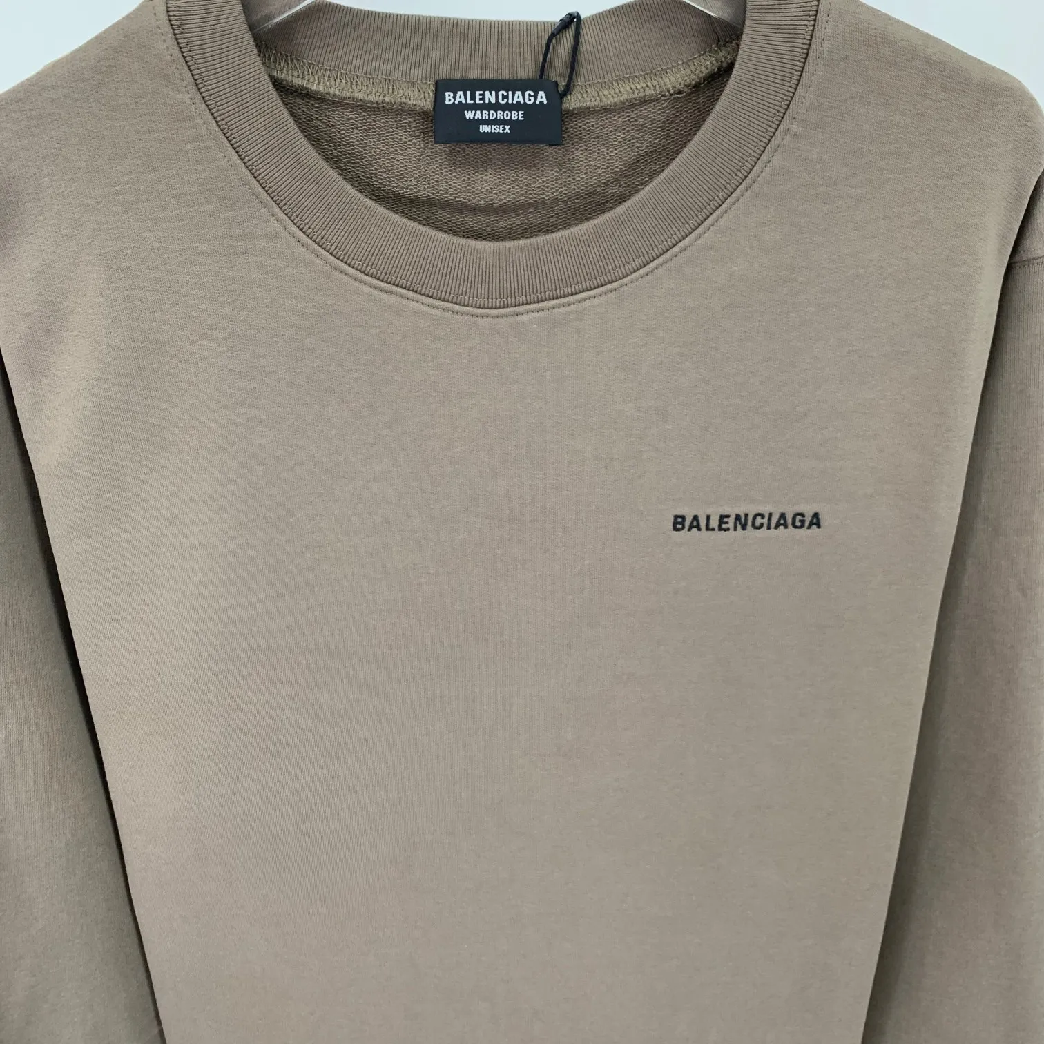 Spring and Autumn top proven version BALENCIAGA large back LOGO basic letters loose cotton loose male and female couples same style trendy brand high-end embroidered cotton round neck sweatshirt. The god of simplicity in Paris, a volume sought after by many stars. Lisa’s favorite basic short-sleeved Paris style, which has a very high appearance rate. Wear alone, paired with jeans, shorts, and sweatpants, it's a versatile style. Xiaohongshu, a hot item on INS, a must-have for Paris fans.  Using Tajima embroidery technology imported from Japan, the printing looks very three-dimensional and full, with no threads. Regardless of the size, the front and back letters can be expressed perfectly! The fabric is made of 460g pure cotton combed terry fabric!  A complete set of customized tags, collar tags, washed, plastic bags, and most importantly, a complete set of bags, tag codes, and codes are all authentic.  Color: mint green dark brown Size: XS-L P:370