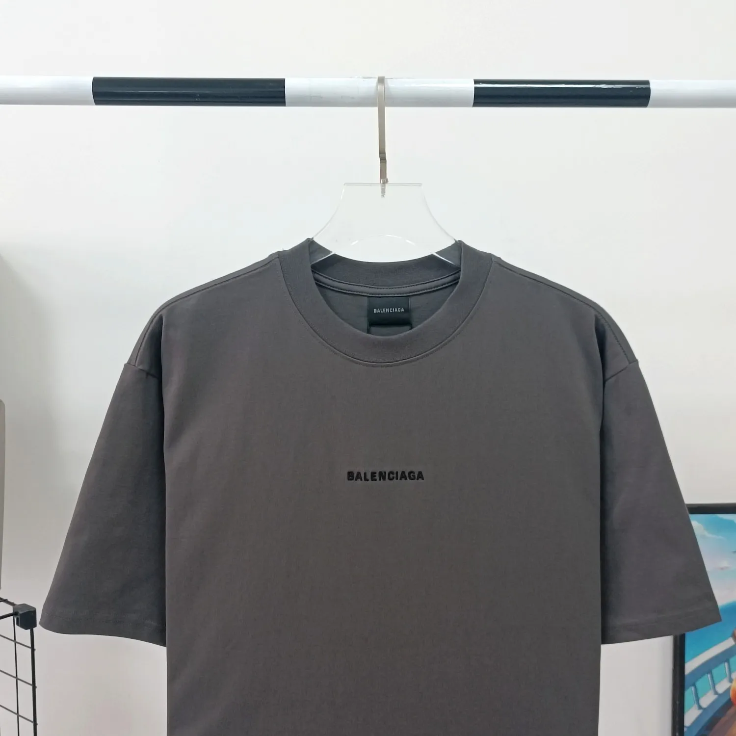 [Launched] Top tested version of BALENCIAGA Paris classic letter embroidery for male and female couples star same style pure cotton loose short-sleeved T-shirt. T-shirt looks simple and classic. The garment-making process is extremely complex. Imported Tajima machine heavy-duty high-density embroidery is used. Fine embroidery without rough edges and stray threads is very tight. The concave and convex texture is obvious. Ready-made garments are heavily embroidered with 4w needles. Breaking the traditional process of embroidering first and then sewing. The embroidery process is different from market currency and highly restores the yb effect. Custom-woven and custom-dyed 280 grams of new color fabrics. Custom-dyed threads in the same vat with zero color difference. Exclusive high quality. Welcome to compare. Same style for men and women. Color: dark purple. Size: XS-L P:260