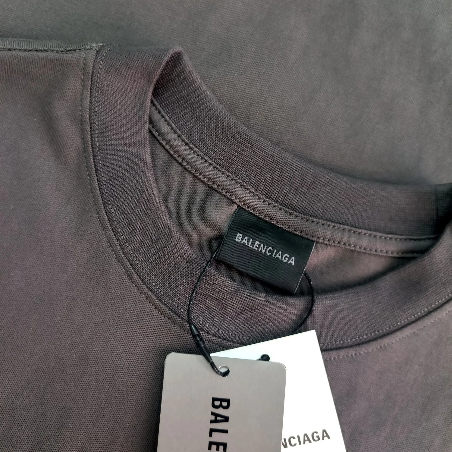 [Launched] Top tested version of BALENCIAGA Paris classic letter embroidery for male and female couples star same style pure cotton loose short-sleeved T-shirt. T-shirt looks simple and classic. The garment-making process is extremely complex. Imported Tajima machine heavy-duty high-density embroidery is used. Fine embroidery without rough edges and stray threads is very tight. The concave and convex texture is obvious. Ready-made garments are heavily embroidered with 4w needles. Breaking the traditional process of embroidering first and then sewing. The embroidery process is different from market currency and highly restores the yb effect. Custom-woven and custom-dyed 280 grams of new color fabrics. Custom-dyed threads in the same vat with zero color difference. Exclusive high quality. Welcome to compare. Same style for men and women. Color: dark purple. Size: XS-L P:260