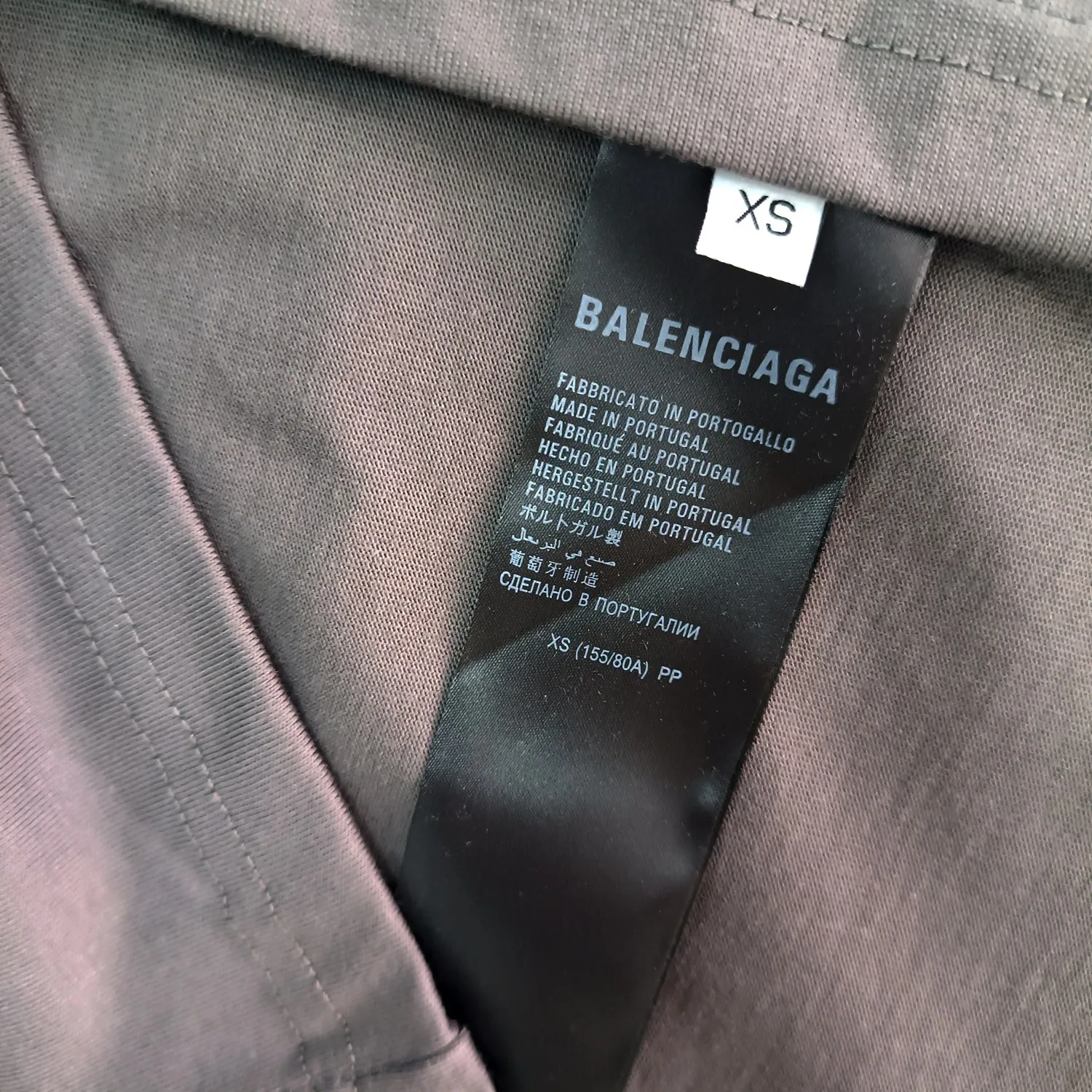 [Launched] Top tested version of BALENCIAGA Paris classic letter embroidery for male and female couples star same style pure cotton loose short-sleeved T-shirt. T-shirt looks simple and classic. The garment-making process is extremely complex. Imported Tajima machine heavy-duty high-density embroidery is used. Fine embroidery without rough edges and stray threads is very tight. The concave and convex texture is obvious. Ready-made garments are heavily embroidered with 4w needles. Breaking the traditional process of embroidering first and then sewing. The embroidery process is different from market currency and highly restores the yb effect. Custom-woven and custom-dyed 280 grams of new color fabrics. Custom-dyed threads in the same vat with zero color difference. Exclusive high quality. Welcome to compare. Same style for men and women. Color: dark purple. Size: XS-L P:260