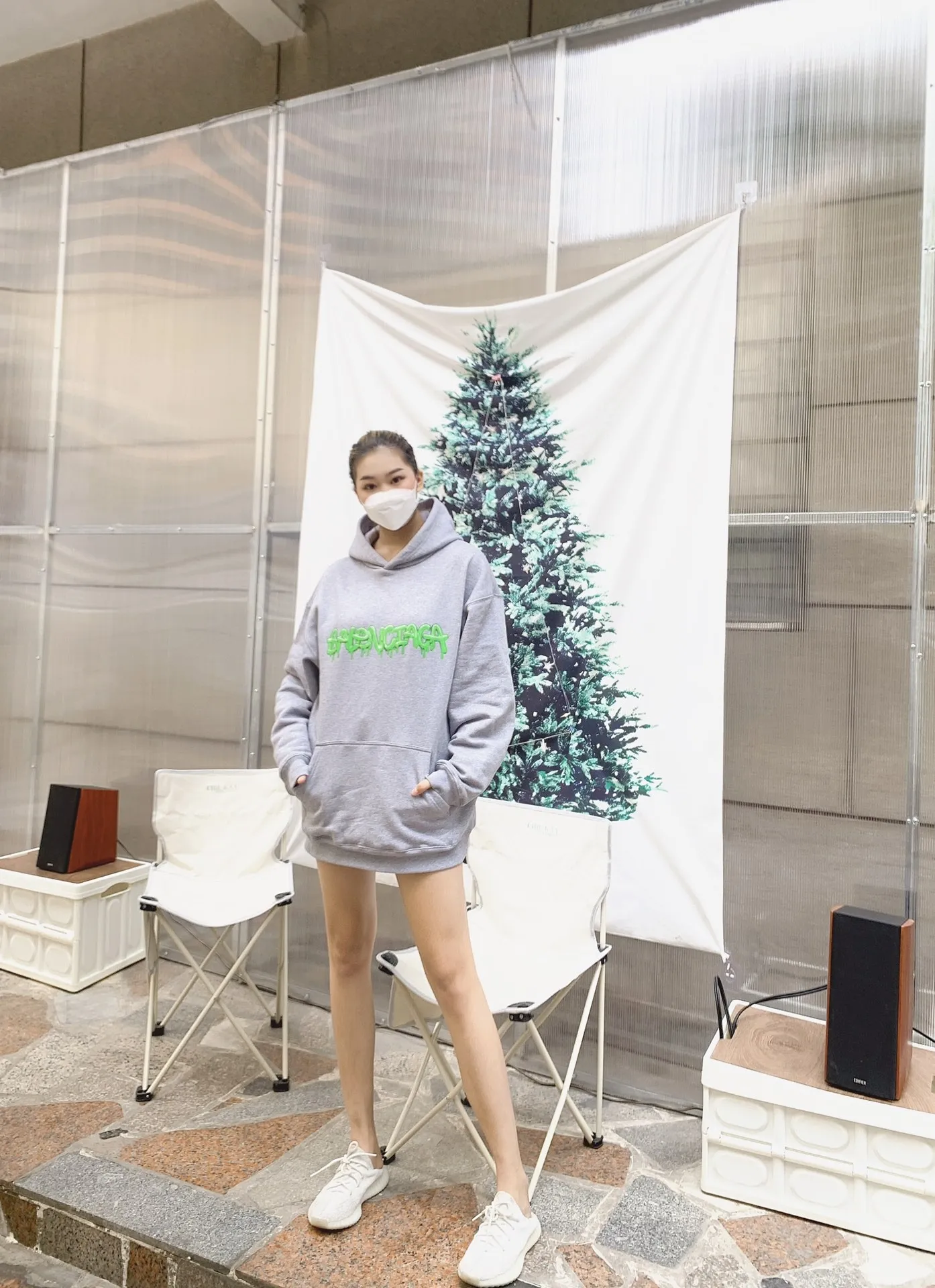 ♻️💯Upper body reference model picture❤️The top tested version BALENCIAGA Balenciaga pink jelly glue dissolved pure cotton loose breathable trendy brand male and female couples same style short sleeves The design elements are still as simple as ever, the letters on the chest are integrated with the jelly melted design, giving an immediate sense of high-end. 100% looped terry cotton fabric, pre-shrunk and washed, multi-dimensional handle. The printing is dot printing, cross-engraved lettering mold, inkjet-style heat transfer. The gel letters are first made and then fixed on the fabric through high-temperature pressing. The elements are simple and versatile. They look great in any combination. Color: black, white, light gray. Size: XS-L P:450