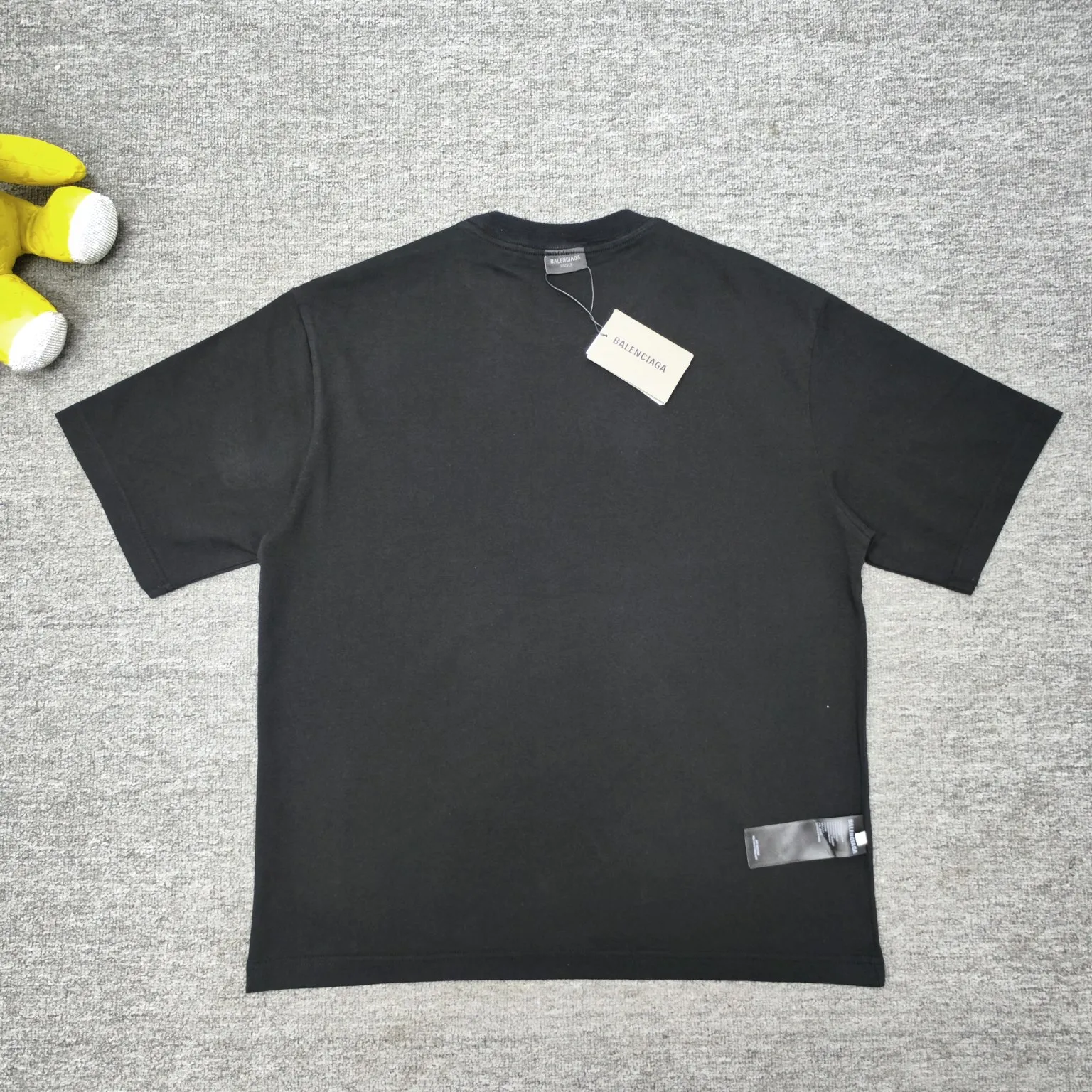 The top approved version BALENCIAGA/Balenciaga 2024 SS mirrored double-loop LOGO classic letter embroidery short-sleeved T-shirt ✅No.1 quality in this market, real ceiling quality ✅All original development drawings pay attention to details to avoid mixed use of stolen pictures by merchants ✅Correct 260g custom-woven and dyed double yarn fabric, soft, breathable and comfortable ✅Imported Tajima embroidery machine 150,000-needle embroidery effect is full, three-dimensional and clear without burrs ✅Custom-dyed thread No color difference No deformation, overweight craftsmanship, different market currency. Here is an explanation of why mine is a little more expensive than others, 1. It seems to be a simple printing or embroidery, but it is not simple at all. 10000% imported machine restoration is not just a word. You are welcome to compare with peers. 2. Each model is produced by the company. The details of the workmanship and fabrics are consistent with the original ones. It is guaranteed to have no color difference with the counters. Reproduction is not scary. Whoever is fake is embarrassed. It’s not shameful to make a replica, it’s shameful if you can’t buy the correct version if you make a replica. 3. Note that the threaded collars are all original collars of certain countries and regions, with high wrapping. The width of the neckline and cabinets are accurate to the millimeter. Thick necklines are not easy to deform. The collars of high-end products are all restored cabinets. They are different from the big collars in the world. Ordinary garbage short-sleeves are printed with a print. The clavicle of the upper body is exposed. Please be patient. Customers who have bought genuine products or have seen genuine products will come back to place orders again. This is quality. This is quality. 4. Different styles of washed wheat main wheat, including imported wheat, have different colors and codes. Really restore the counter. As we all know, Balenciaga has different English or different colors on the collar labels of each quarter. This distinguishes the fast food products with the same common main wheat washed wheat. 5. Pay attention to the workmanship. The stitching at the neckline has no folds, smooth and natural without overlapping lines, and truly restores this. This is something that many people cannot do. 6. The fabric is made of 260g Paris-specific double yarn. No one can make better fabrics than my family. There's really no way to compare it with the ordinary version on the market. Respect it. It's genuine and costs thousands of dollars anyway. Don't buy street stalls. Quality 7. The workmanship is fully restored. The packaging is fully restored. The cost is huge. 8. I guarantee here that this is the highest quality you can find. Size: S--XL Color: Black White P: 260