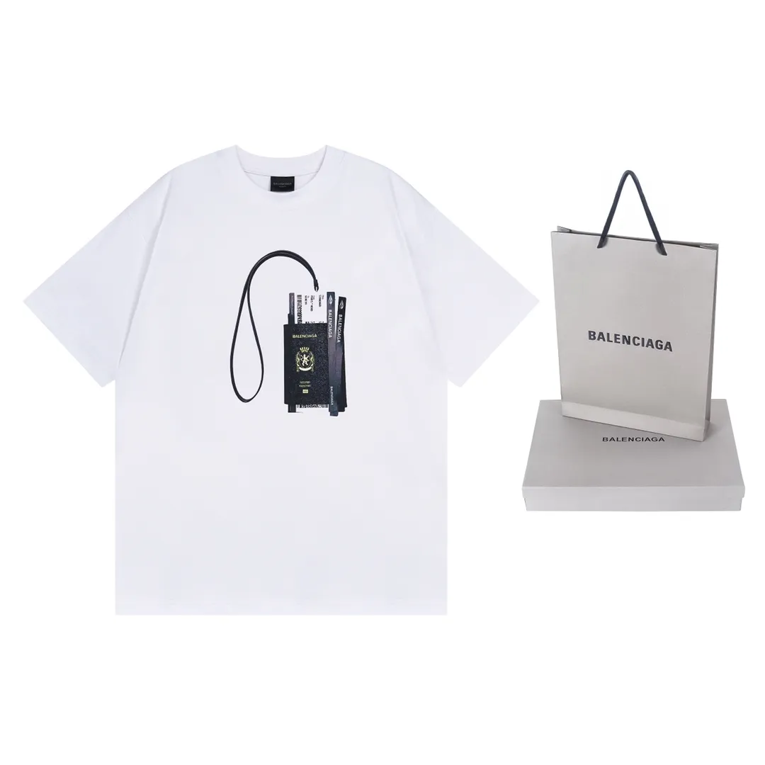 🅿️180 detailed pictures [Top version. Official website quality] BALENCI*GA/Paris. 2024 catwalk new style. Paris. Air ticket passport LOGO printed T-shirt, brick cabinet synchronization. Genuine product developed at the first time, welcome to compare! The fabric is made of Paris ZP custom-woven and dyed cotton double yarn. Weighing 260 grams, the cloth surface is clean. The cloth pattern is clear, soft and comfortable. The threads are dyed with no color difference. The classic LOGO is printed using imported machine-made white ink direct printing. The letters are clear and the effect is three-dimensional. Restore the brick cabinet. Different market currency, welcome to compare, the version adopts OS loose shoulder version. Same style for men and women Coding: BL233310 Color: black, white Size: XS to L