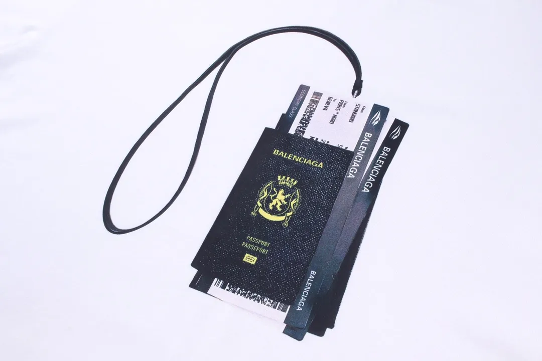 🅿️180 detailed pictures [Top version. Official website quality] BALENCI*GA/Paris. 2024 catwalk new style. Paris. Air ticket passport LOGO printed T-shirt, brick cabinet synchronization. Genuine product developed at the first time, welcome to compare! The fabric is made of Paris ZP custom-woven and dyed cotton double yarn. Weighing 260 grams, the cloth surface is clean. The cloth pattern is clear, soft and comfortable. The threads are dyed with no color difference. The classic LOGO is printed using imported machine-made white ink direct printing. The letters are clear and the effect is three-dimensional. Restore the brick cabinet. Different market currency, welcome to compare, the version adopts OS loose shoulder version. Same style for men and women Coding: BL233310 Color: black, white Size: XS to L
