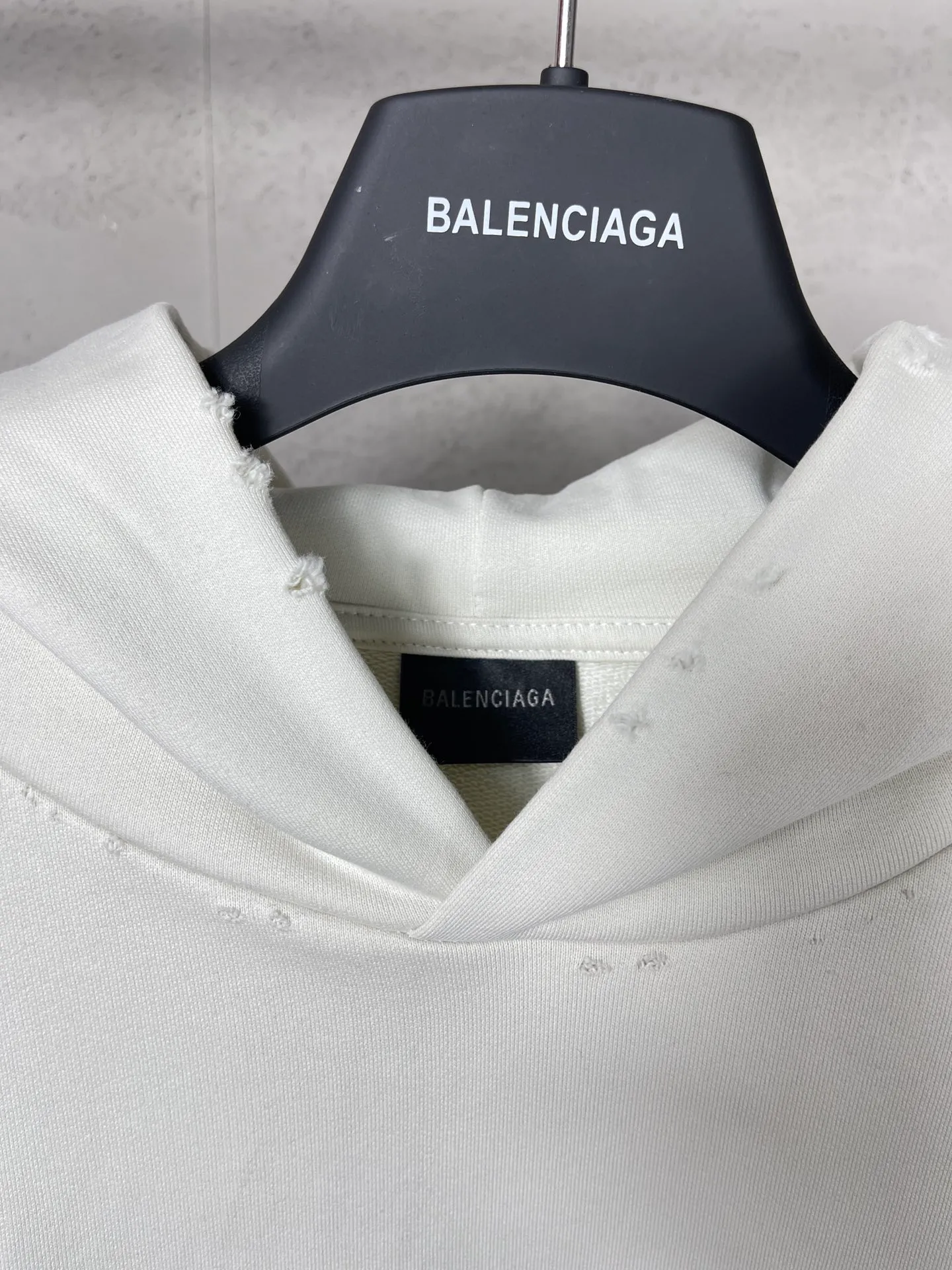 🅿️300 Actual pictures [Top version. Official website quality] BALENCI*GA/Paris# classic model, 2023 autumn and winter new style. Coke cracked printed worn distressed long-sleeved hooded sweatshirt. The fabric is made of Paris ZP custom-woven and dyed cotton double yarn David sweater. The weight is 450 grams, the cloth surface is clean. The cloth pattern is clear, soft and comfortable. The threads are dyed with no color difference. The classic pattern printing uses environmentally friendly imported glue, split printing, precision stencil, clear letters, no burrs, and strong three-dimensional effect. The garments are worn and worn. All colors are synchronized with the brick cabinets, custom woven and dyed, and will not fade. Different market currencies. The version adopts OS loose shoulder design. Same style for men and women. Code: BL238029 Color: black, smoke gray, plain blue, off-white Size: XS S M L