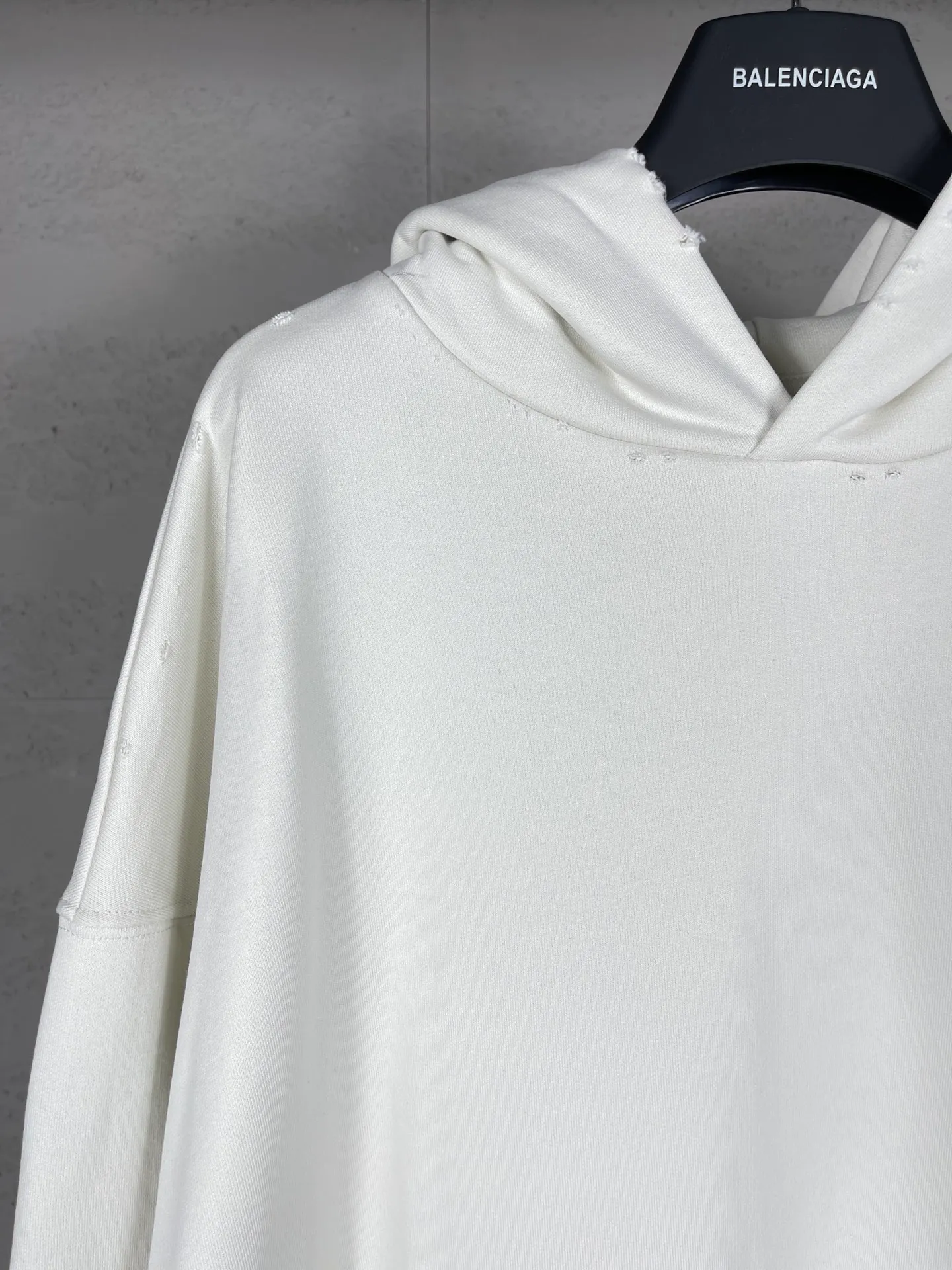🅿️300 Actual pictures [Top version. Official website quality] BALENCI*GA/Paris# classic model, 2023 autumn and winter new style. Coke cracked printed worn distressed long-sleeved hooded sweatshirt. The fabric is made of Paris ZP custom-woven and dyed cotton double yarn David sweater. The weight is 450 grams, the cloth surface is clean. The cloth pattern is clear, soft and comfortable. The threads are dyed with no color difference. The classic pattern printing uses environmentally friendly imported glue, split printing, precision stencil, clear letters, no burrs, and strong three-dimensional effect. The garments are worn and worn. All colors are synchronized with the brick cabinets, custom woven and dyed, and will not fade. Different market currencies. The version adopts OS loose shoulder design. Same style for men and women. Code: BL238029 Color: black, smoke gray, plain blue, off-white Size: XS S M L