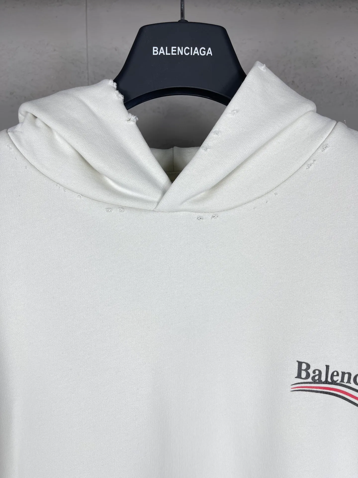 🅿️300 Actual pictures [Top version. Official website quality] BALENCI*GA/Paris# classic model, 2023 autumn and winter new style. Coke cracked printed worn distressed long-sleeved hooded sweatshirt. The fabric is made of Paris ZP custom-woven and dyed cotton double yarn David sweater. The weight is 450 grams, the cloth surface is clean. The cloth pattern is clear, soft and comfortable. The threads are dyed with no color difference. The classic pattern printing uses environmentally friendly imported glue, split printing, precision stencil, clear letters, no burrs, and strong three-dimensional effect. The garments are worn and worn. All colors are synchronized with the brick cabinets, custom woven and dyed, and will not fade. Different market currencies. The version adopts OS loose shoulder design. Same style for men and women. Code: BL238029 Color: black, smoke gray, plain blue, off-white Size: XS S M L