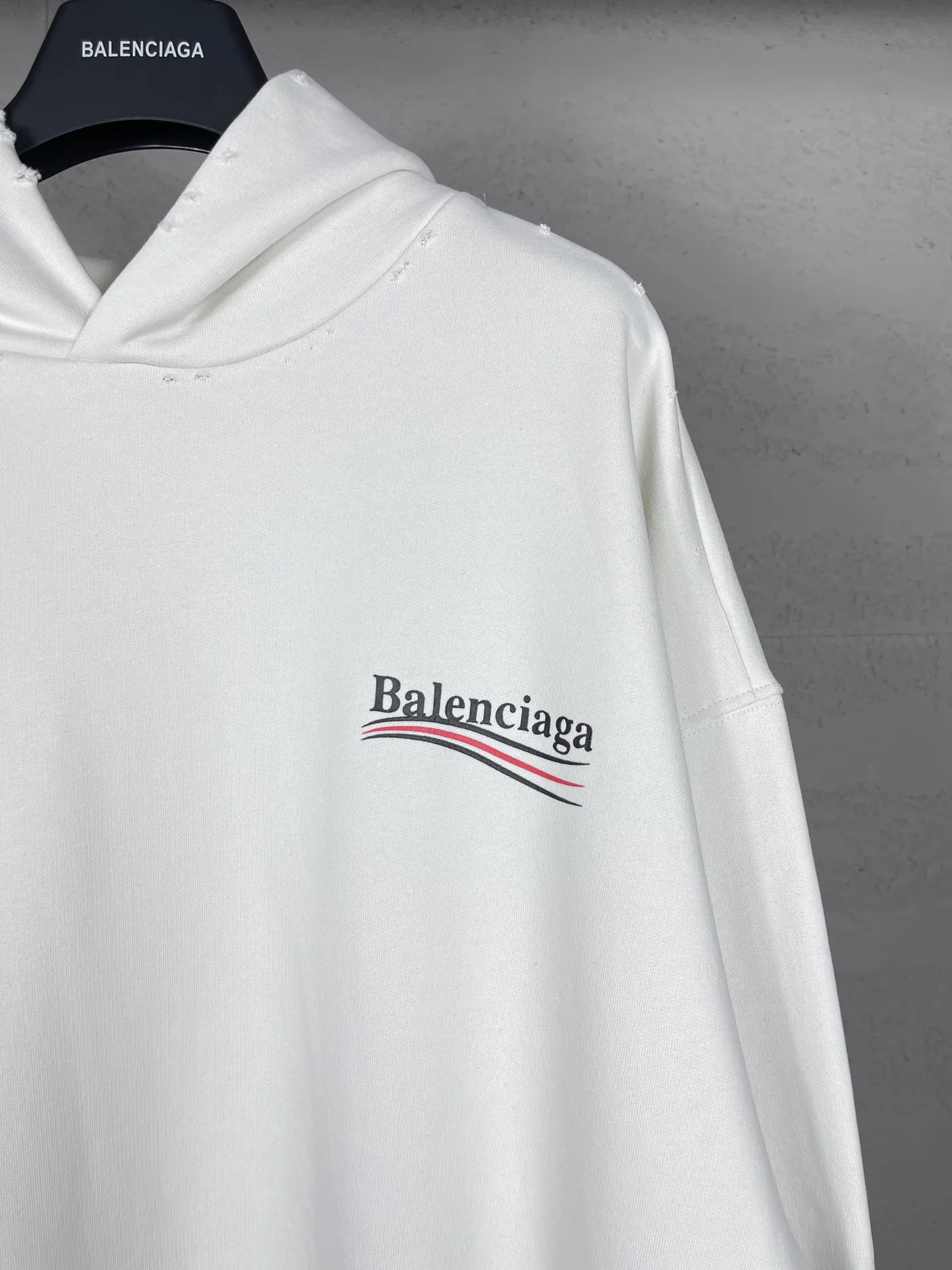 🅿️300 Actual pictures [Top version. Official website quality] BALENCI*GA/Paris# classic model, 2023 autumn and winter new style. Coke cracked printed worn distressed long-sleeved hooded sweatshirt. The fabric is made of Paris ZP custom-woven and dyed cotton double yarn David sweater. The weight is 450 grams, the cloth surface is clean. The cloth pattern is clear, soft and comfortable. The threads are dyed with no color difference. The classic pattern printing uses environmentally friendly imported glue, split printing, precision stencil, clear letters, no burrs, and strong three-dimensional effect. The garments are worn and worn. All colors are synchronized with the brick cabinets, custom woven and dyed, and will not fade. Different market currencies. The version adopts OS loose shoulder design. Same style for men and women. Code: BL238029 Color: black, smoke gray, plain blue, off-white Size: XS S M L